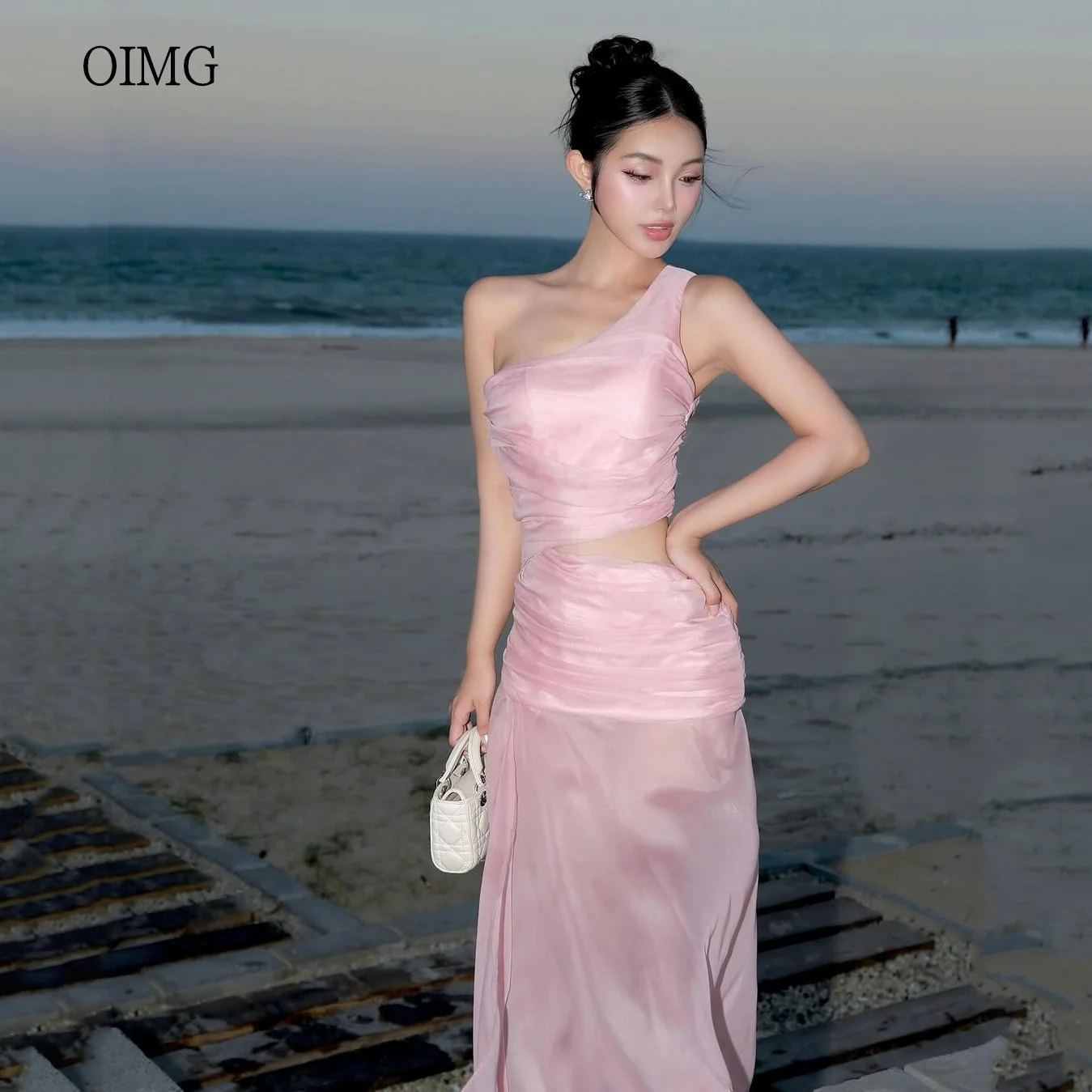 OIMG Modern Waist Revealing Pink Prom Gowns One Shoulder Formal Party Gown Korea Side Slit Evening Dress 2025 Customized
OIMG Modern Waist Revealing Pink Prom Gowns One Shoulder Formal Party Gown Korea Side Slit Evening Dress 2025 Customized