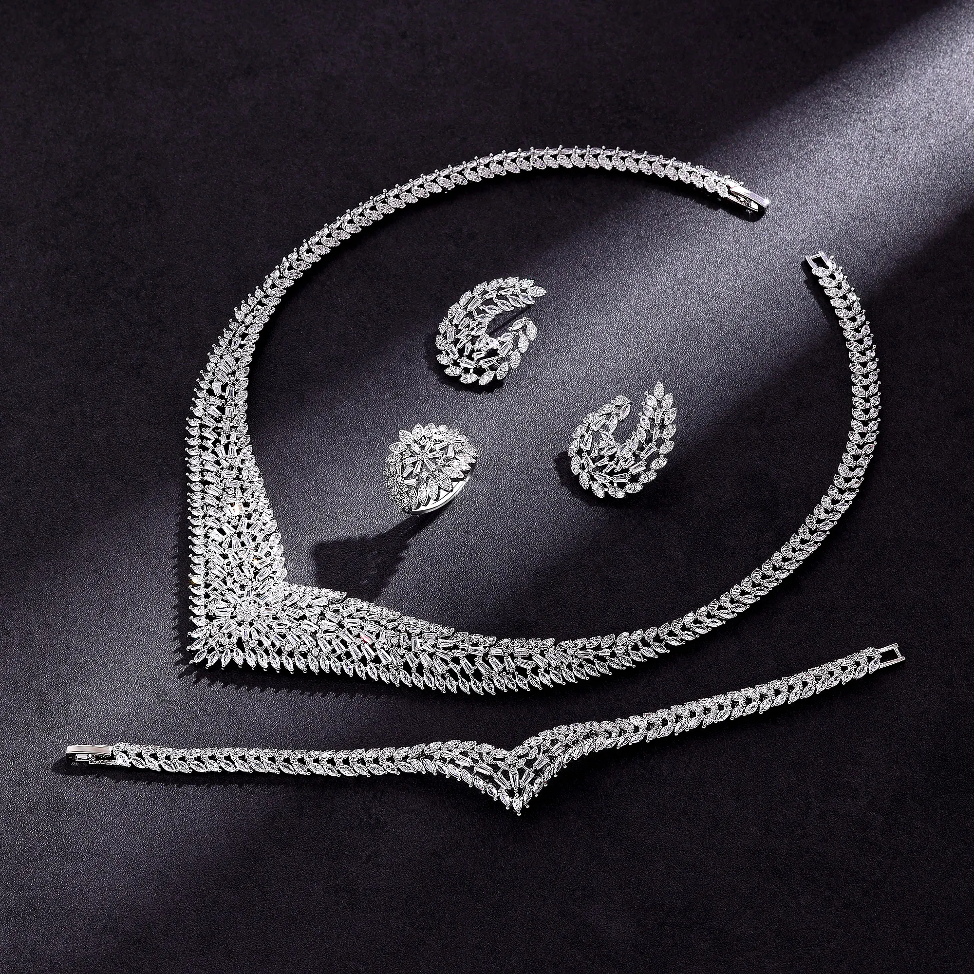 Luxury AAA Cubic Zirconia Jewelry Set Classic 4-piece Necklace Set for Wedding Nigeria Dubai Bridal Jewelry
Luxury AAA Cubic Zirconia Jewelry Set Classic 4-piece Necklace Set for Wedding Nigeria Dubai Bridal Jewelry