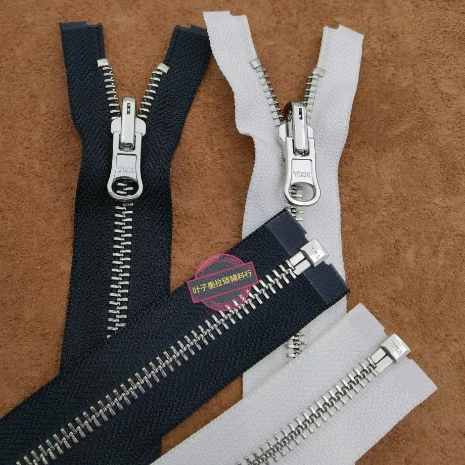 Double-sided Zipper, Black and White Cloth YKK5 Metal Bright Platinum Tooth DU 55-78CM
Double-sided Zipper, Black and White Cloth YKK5 Metal Bright Platinum Tooth DU 55-78CM