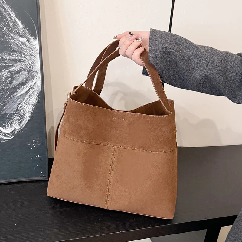 Fashion Faux Suede Bucket Bag High Quality Shoulder Bag Designer Crossbody Bags for Women Pleated Drawstring Bags Handbags Chic
Fashion Faux Suede Bucket Bag High Quality Shoulder Bag Designer Crossbody Bags for Women Pleated Drawstring Bags Handbags Chic