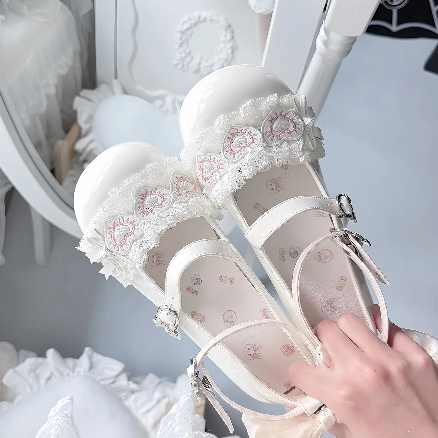Japanese Original Kawaii Lolita Bow Love Frilly Lo Shoes Soft Girl Middle Heel Cute Round Head Small Leather Shoes for Women
Japanese Original Kawaii Lolita Bow Love Frilly Lo Shoes Soft Girl Middle Heel Cute Round Head Small Leather Shoes for Women