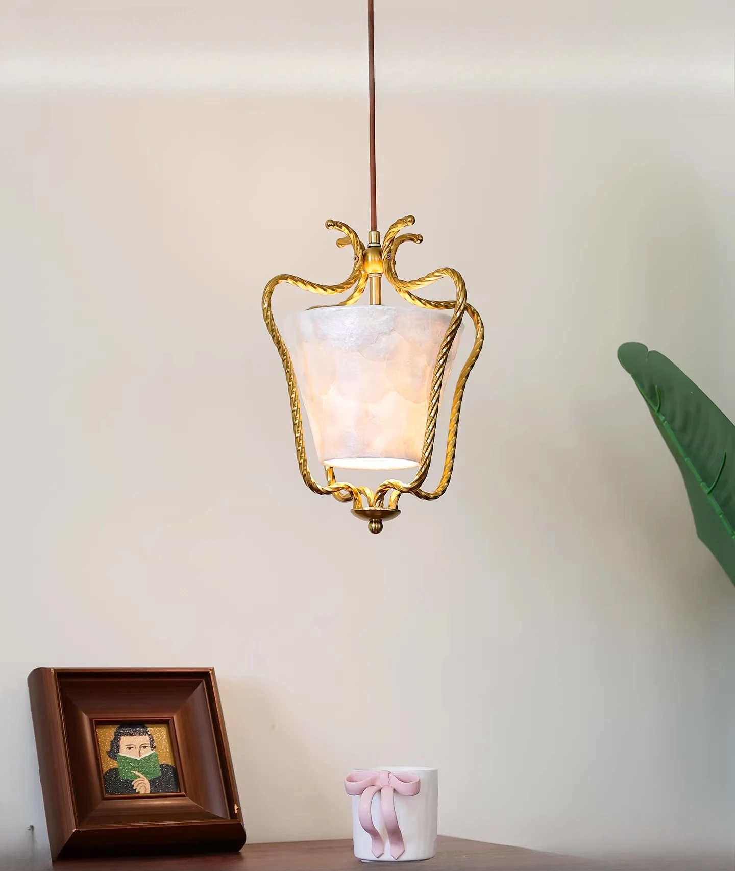 Retro medieval birdcage bedside pendant light, antique style light old money style high-end feeling, entrance hanging line light
Retro medieval birdcage bedside pendant light, antique style light old money style high-end feeling, entrance hanging line light