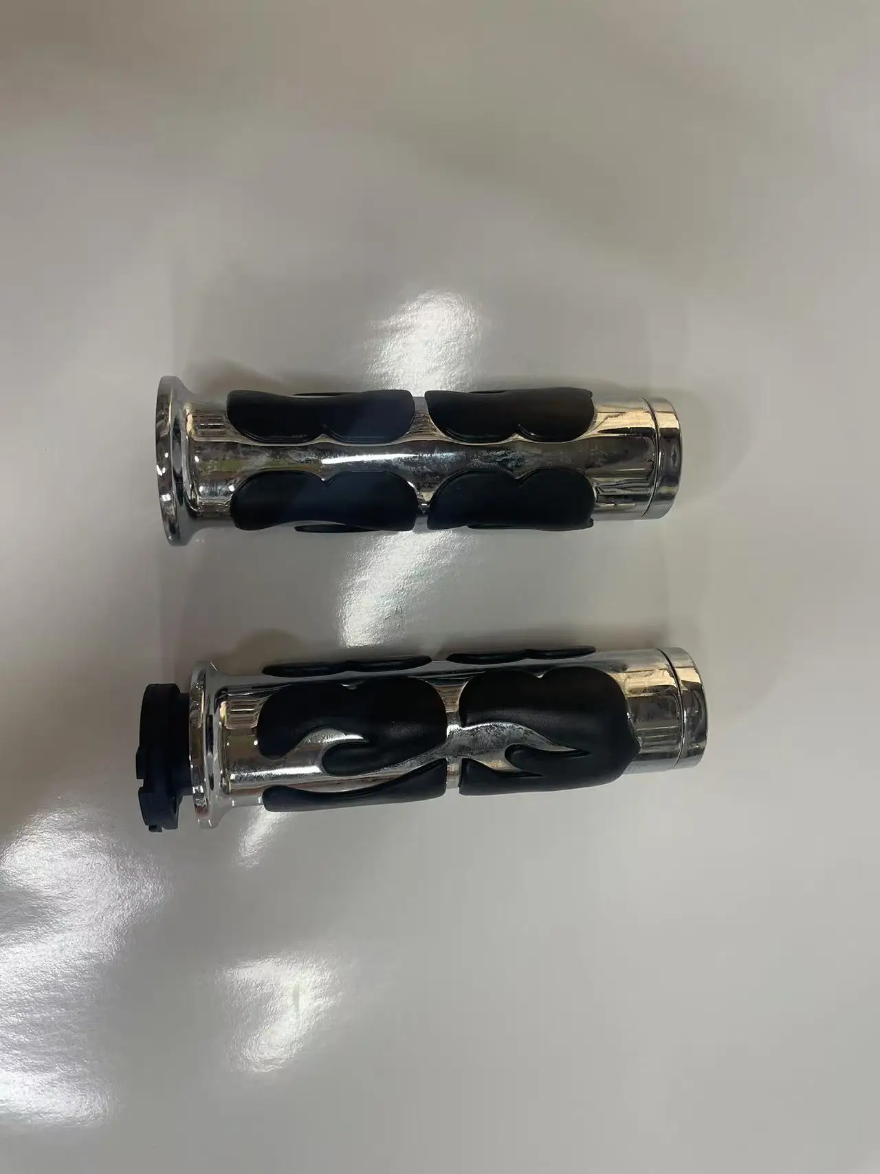 Motorcycle 1" 25mm Skull Rubber Slip Handlebar Hand Grips For Harley Honda Kawasaki Suzuki Yamaha Bikes Cruiser Chopper Custom
Motorcycle 1" 25mm Skull Rubber Slip Handlebar Hand Grips For Harley Honda Kawasaki Suzuki Yamaha Bikes Cruiser Chopper Custom