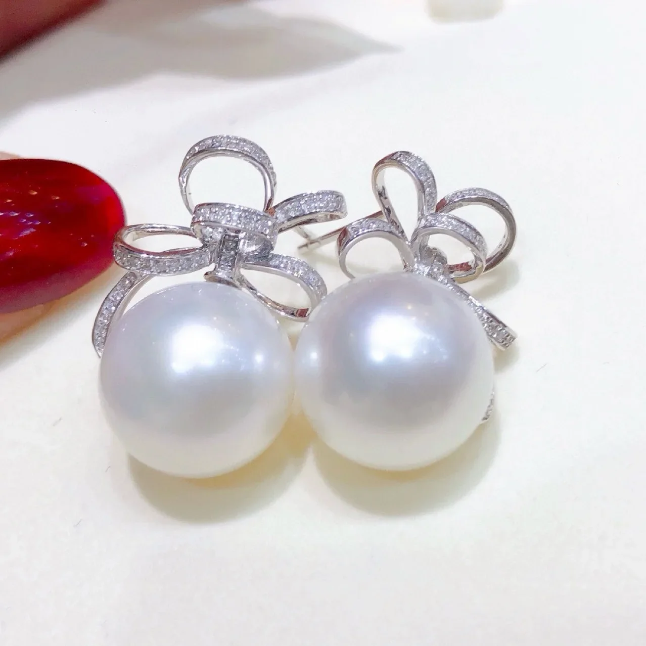 Natural Pearl Earrings AAAA 10-11mm 11-12mm South Sea White Pearl Earrings 925s
Natural Pearl Earrings AAAA 10-11mm 11-12mm South Sea White Pearl Earrings 925s
