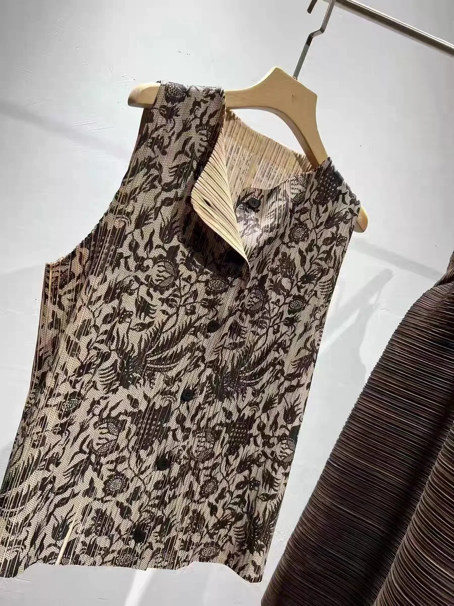 Miyake Pleated Printed Waistcoat 2025 Summer New Single-breasted Retro Sleeveless Fashion Cardigan
Miyake Pleated Printed Waistcoat 2025 Summer New Single-breasted Retro Sleeveless Fashion Cardigan