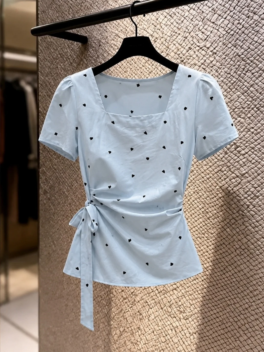 Fashionable Summer Short Sleeve Heart Print Shirt Women's Unique Design Versatile Commute Style Korean Straight Cut Inner Wear
Fashionable Summer Short Sleeve Heart Print Shirt Women's Unique Design Versatile Commute Style Korean Straight Cut Inner Wear