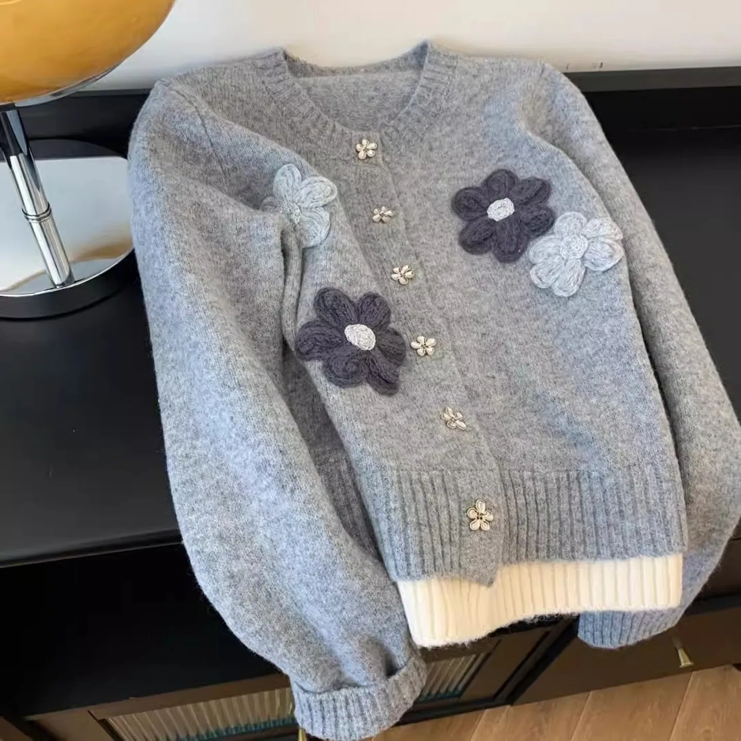 2026 Новый темпераментный серый вязаный кардиган ручной работы с цветочным принтом, женский свитер, мягкая и липкая короткая осенне-зимняя куртка
2026 Новый темпераментный серый вязаный кардиган ручной работы с цветочным принтом, женский свитер, мягкая и липкая короткая осенне-зимняя куртка