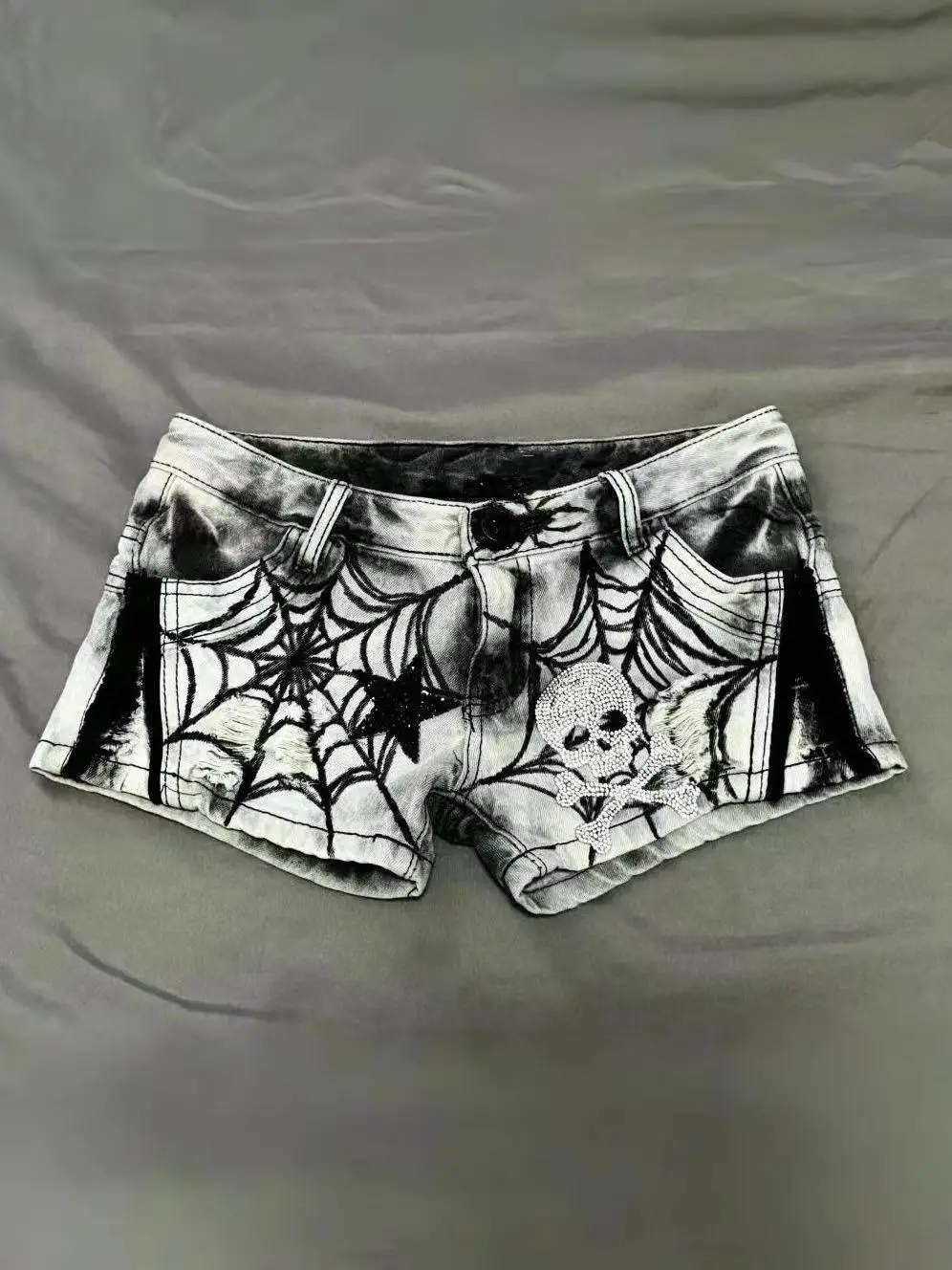 American Vintage Spider Print Denim Shorts for Women Summer Low-waisted Slim Fit Spice Girls Trendy Y2k Skull Jean Shorts
American Vintage Spider Print Denim Shorts for Women Summer Low-waisted Slim Fit Spice Girls Trendy Y2k Skull Jean Shorts