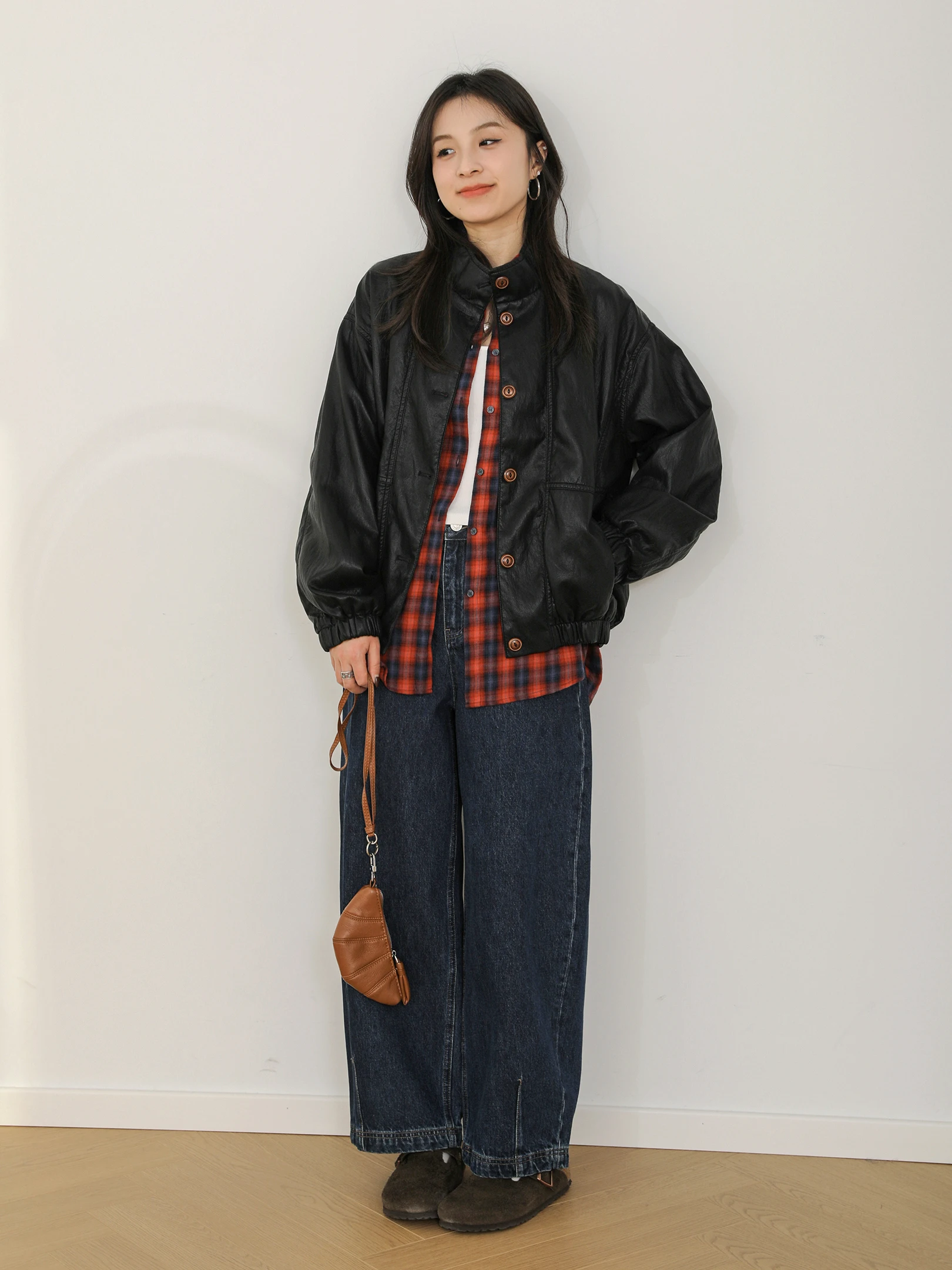 Sanmu Social Spring 2026 New Vintage Stand Collar Eco-friendly PU Leather Jaet Loose Slimming Women's Outerwear Coat
Sanmu Social Spring 2026 New Vintage Stand Collar Eco-friendly PU Leather Jaet Loose Slimming Women's Outerwear Coat