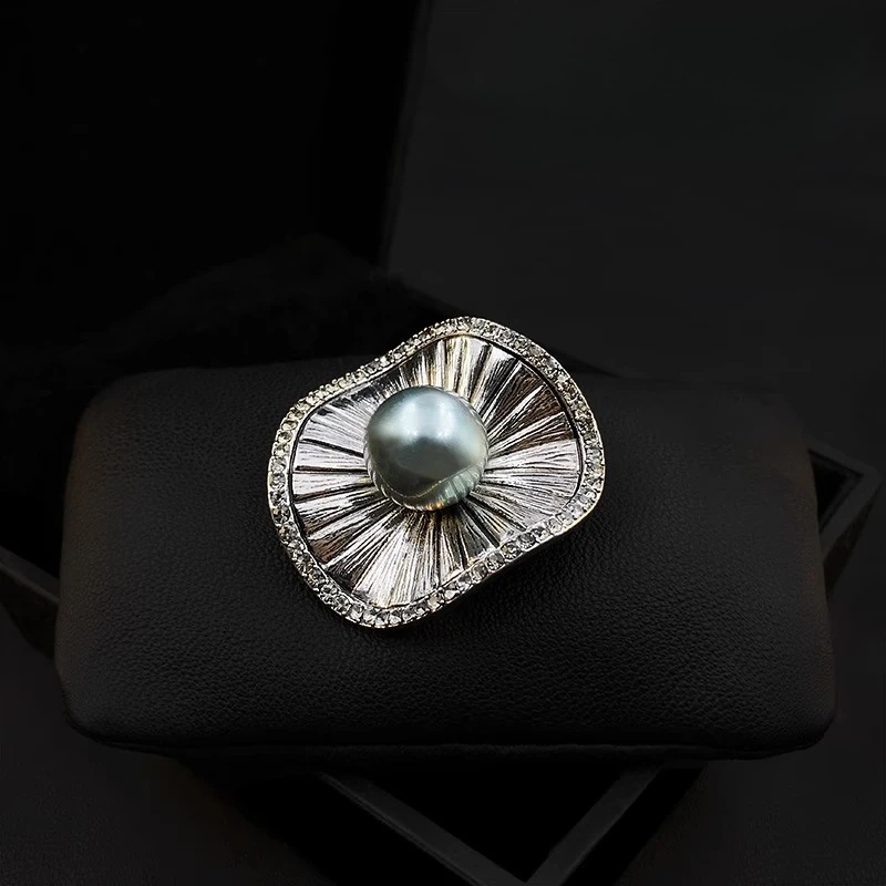 1218 Elegant Vintage Irregular Round Flower Brooch Dark Gray Pearl Zircon Inlaid Delicate Sparkling Suit Neckline Accessory Gift
1218 Elegant Vintage Irregular Round Flower Brooch Dark Gray Pearl Zircon Inlaid Delicate Sparkling Suit Neckline Accessory Gift