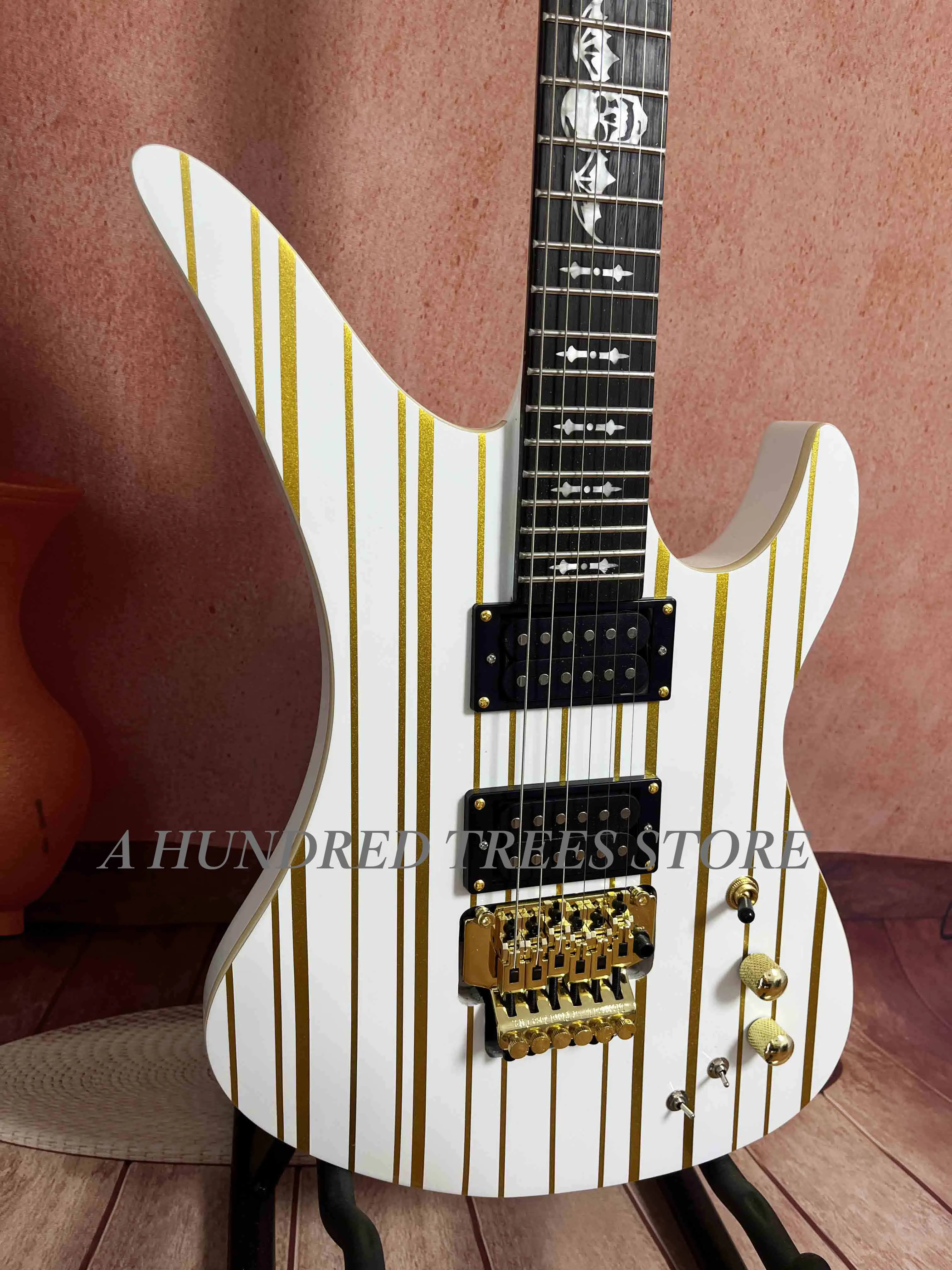 Alien-shaped electric guitar with a white body and golden lines made of rosewood of high quality free shipping
Alien-shaped electric guitar with a white body and golden lines made of rosewood of high quality free shipping