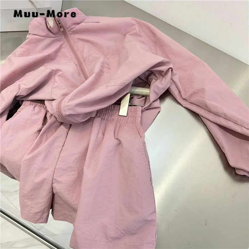 2025 Autumn Casual Pink Sporty Style Two-piece Set Women Long Sleeve Jacket + Elastic Waist Shorts Sports Shorts Set Outfits
2025 Autumn Casual Pink Sporty Style Two-piece Set Women Long Sleeve Jacket + Elastic Waist Shorts Sports Shorts Set Outfits