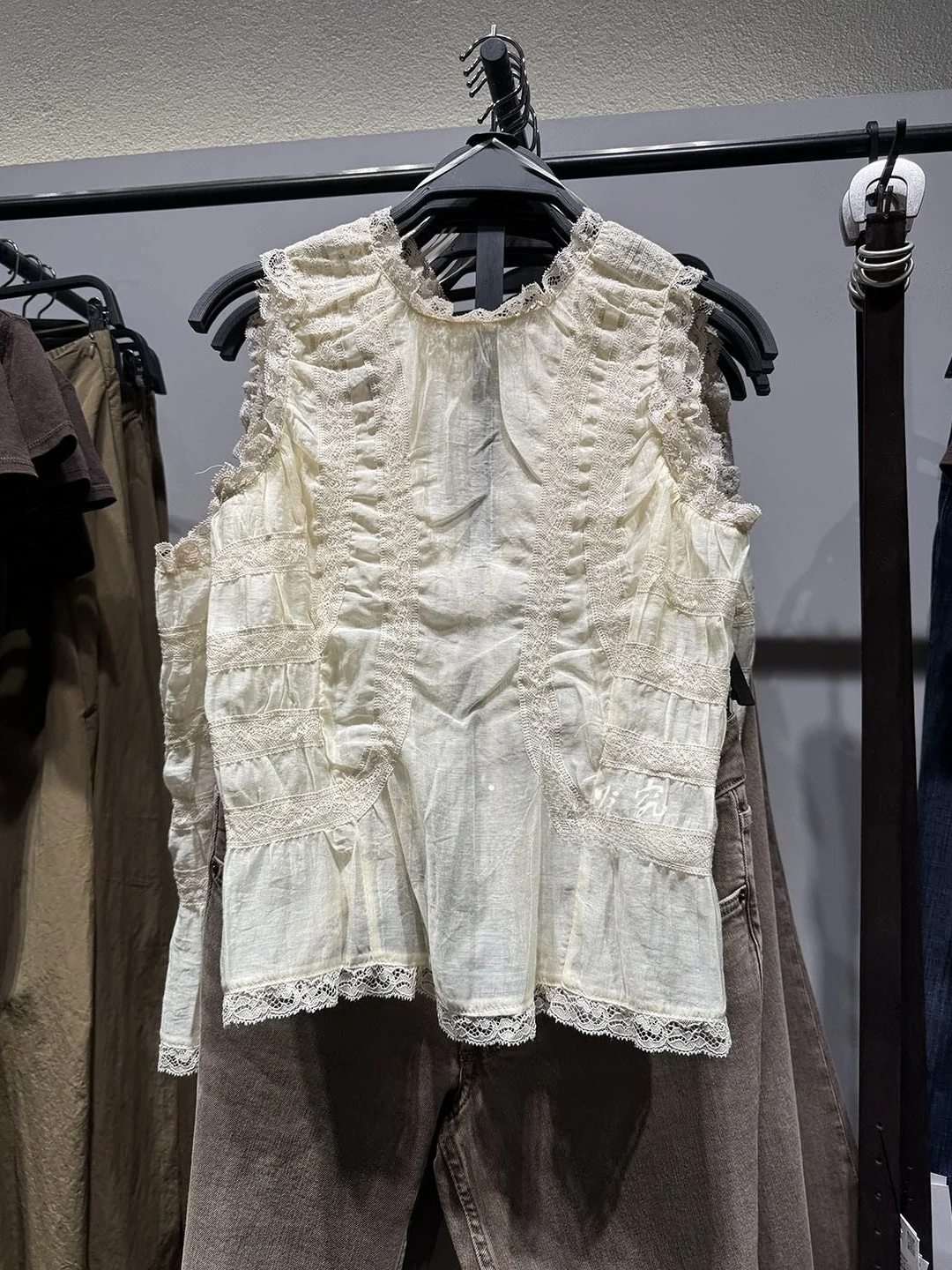 Retro Court Style Lace Top Women's Sleeveless Backless Design Thin Cotton Blend round Neck Regular Length Summer 2026
Retro Court Style Lace Top Women's Sleeveless Backless Design Thin Cotton Blend round Neck Regular Length Summer 2026