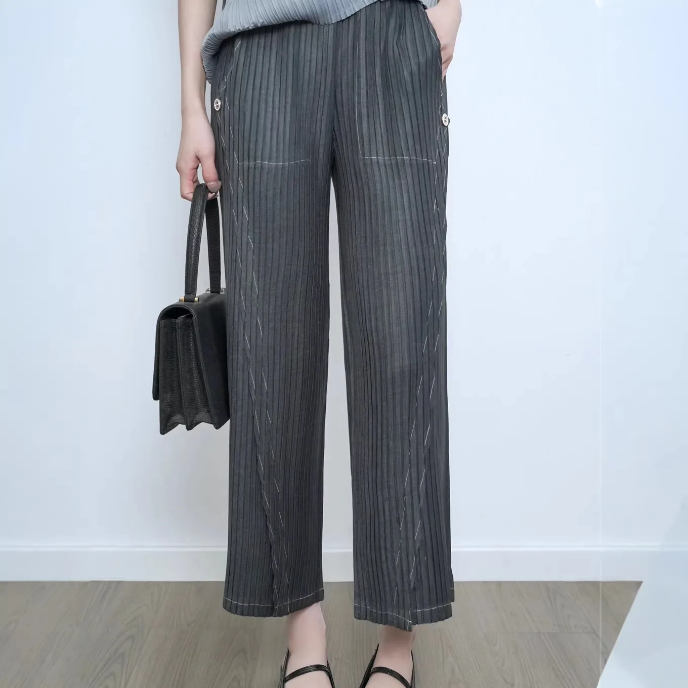 Miyake Pleated 2026 Spring and Summer New Pleated Pants Women's Models Elastic Waist Loose Straight Pants Casual Suit Pants
Miyake Pleated 2026 Spring and Summer New Pleated Pants Women's Models Elastic Waist Loose Straight Pants Casual Suit Pants