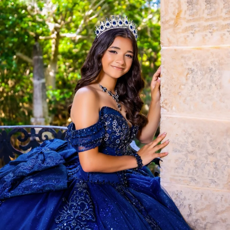 Блестящее королевское синее платье Quinceanera с кристаллами и драгоценными камнями, блестящая цветочная наклейка с длинным хвостом и бантом, Vestidos De 15, Quinceanera Настроить
Блестящее королевское синее платье Quinceanera с кристаллами и драгоценными камнями, блестящая цветочная наклейка с длинным хвостом и бантом, Vestidos De 15, Quinceanera Настроить