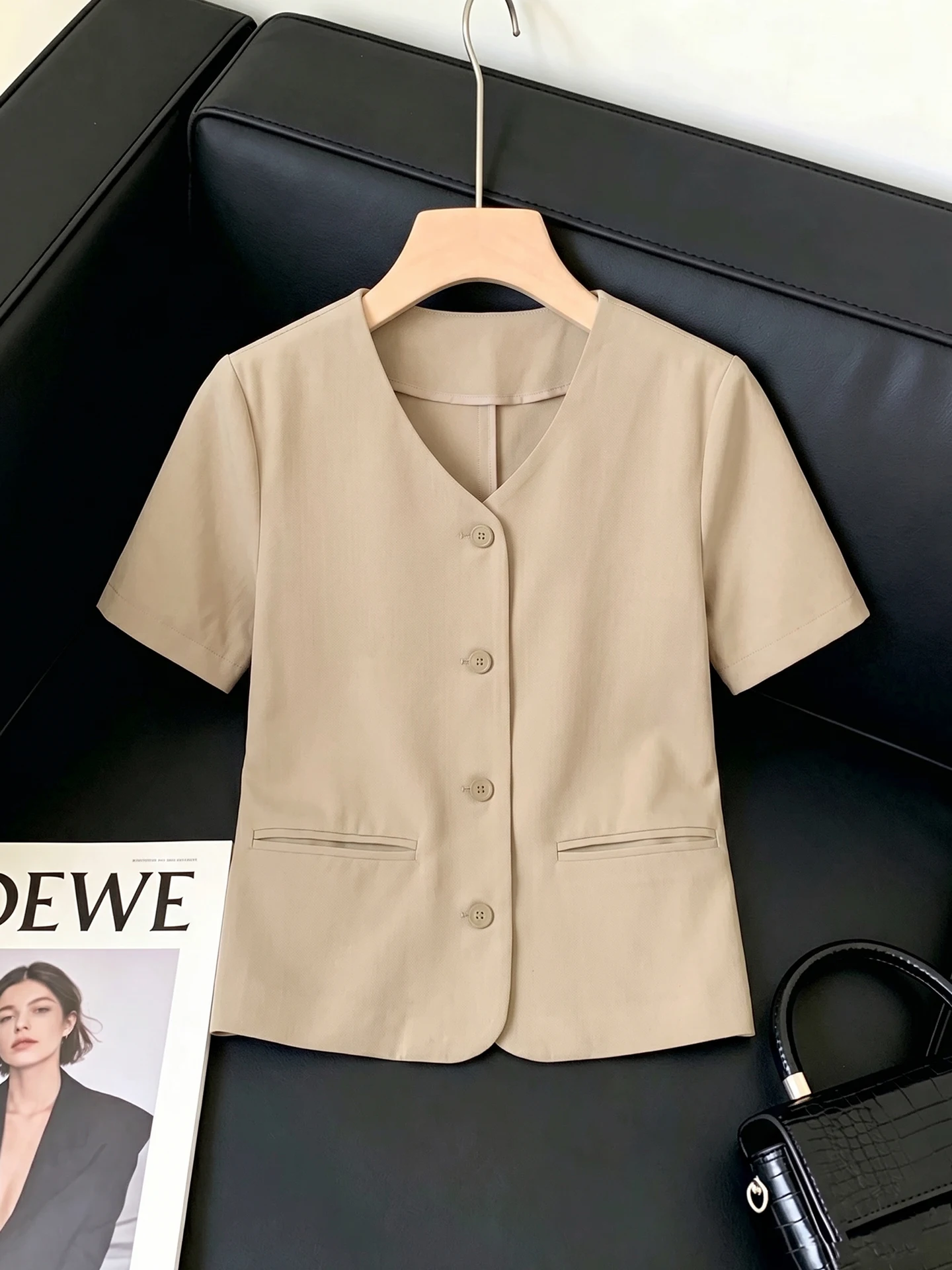 Elegant V-Neck Short Sleeve Women's Top Comfortable Pure Color Versatile Summer Outerwear T-Shirt Casual Chic Age-Defying
Elegant V-Neck Short Sleeve Women's Top Comfortable Pure Color Versatile Summer Outerwear T-Shirt Casual Chic Age-Defying