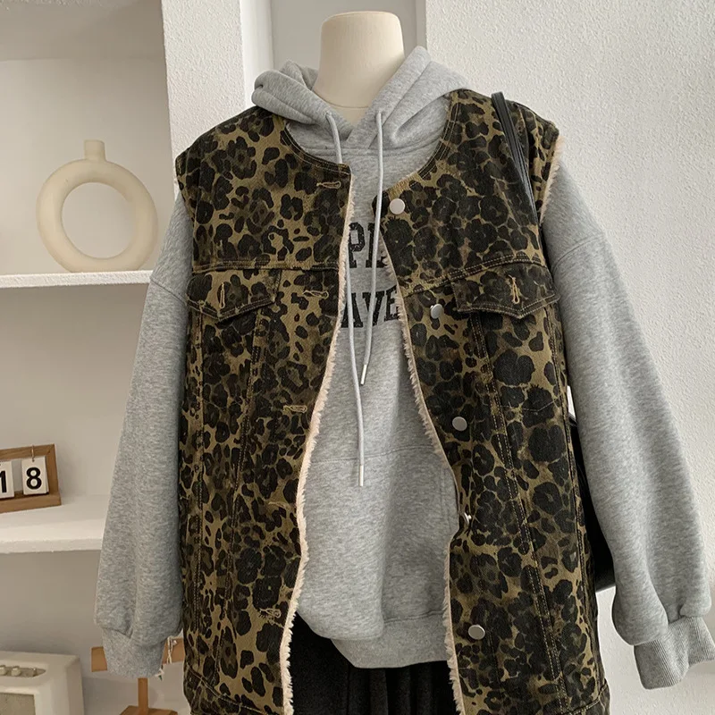 Oum Faionable леопардовый принт, жилет из овечьего меха, новый зимний круглый джинсовый женский жилет Ne Svel 5604
Oum Faionable леопардовый принт, жилет из овечьего меха, новый зимний круглый джинсовый женский жилет Ne Svel 5604