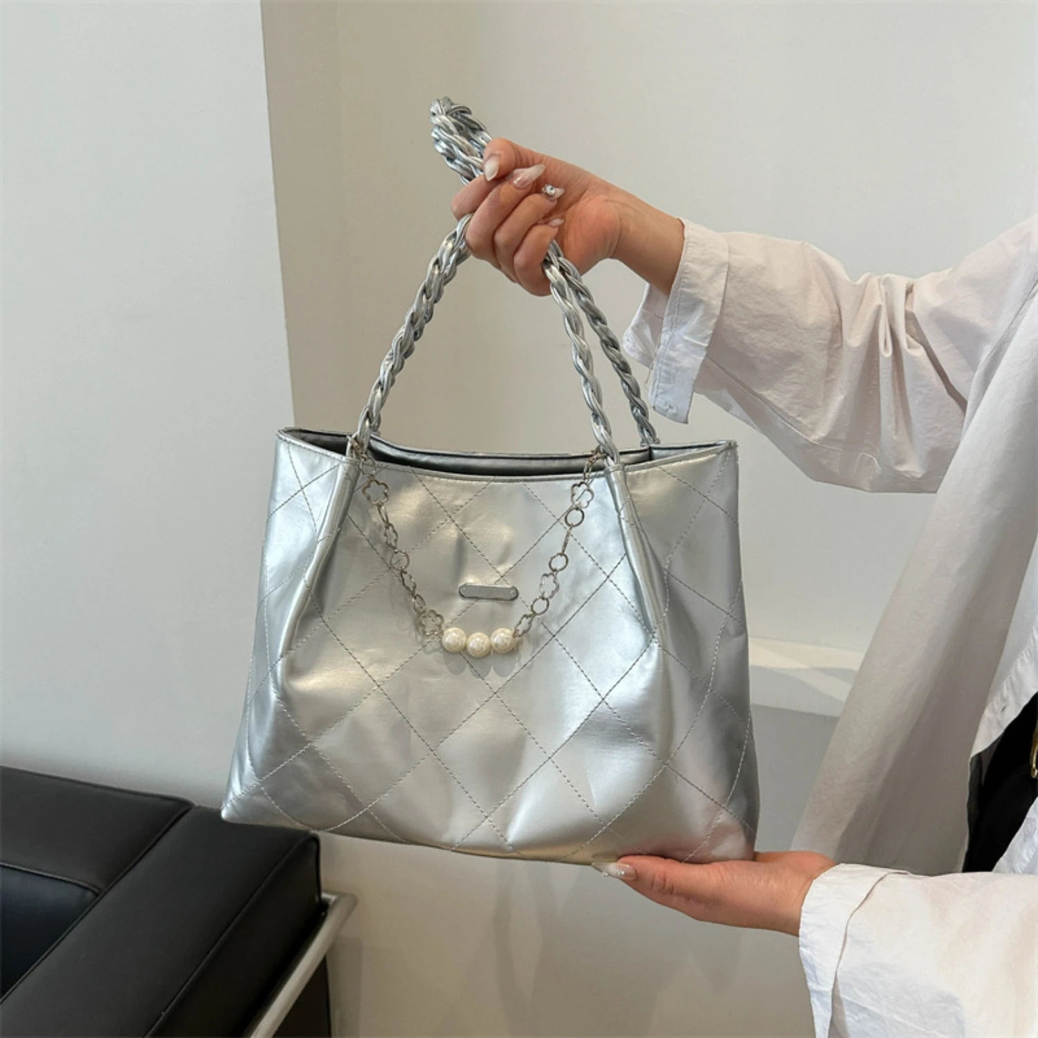 Fashion Women's Metallic PU Leather Tote Bag with Large Capacity and Braided Chain Strap
Fashion Women's Metallic PU Leather Tote Bag with Large Capacity and Braided Chain Strap