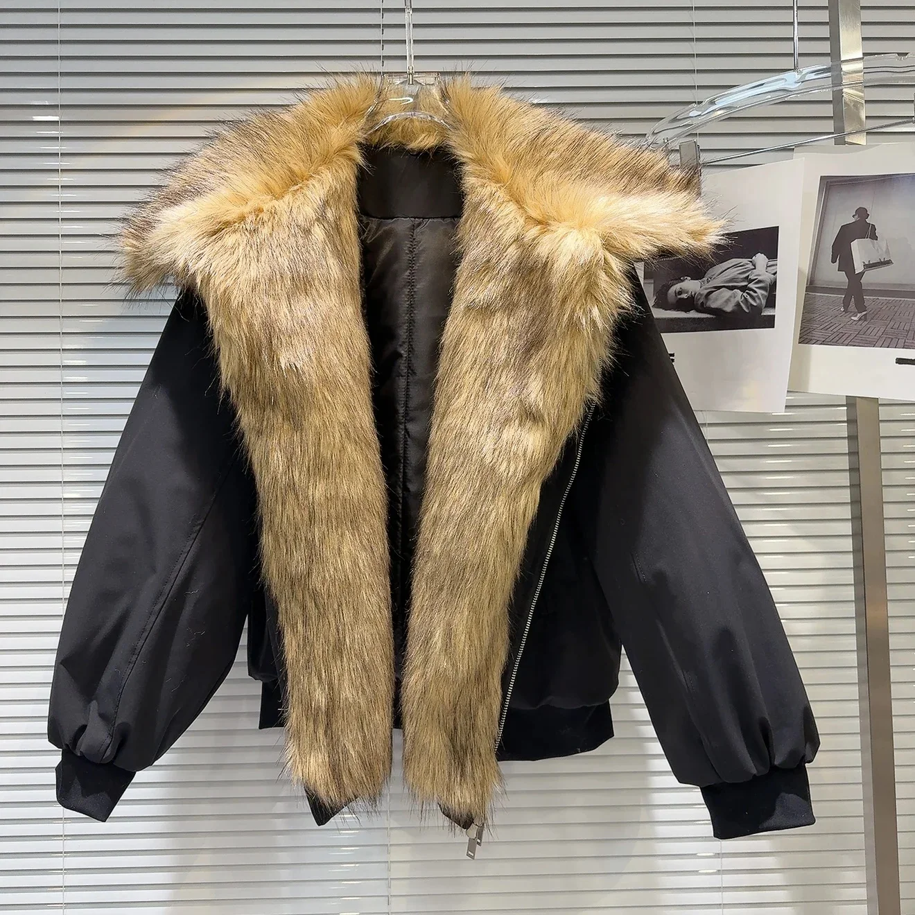 Winter Women Warm Cotton-Padded Coat Parkas Casual High Quality Faux Fox Fur Lapel Long Sleeve Female Jacket Streetwear
Winter Women Warm Cotton-Padded Coat Parkas Casual High Quality Faux Fox Fur Lapel Long Sleeve Female Jacket Streetwear