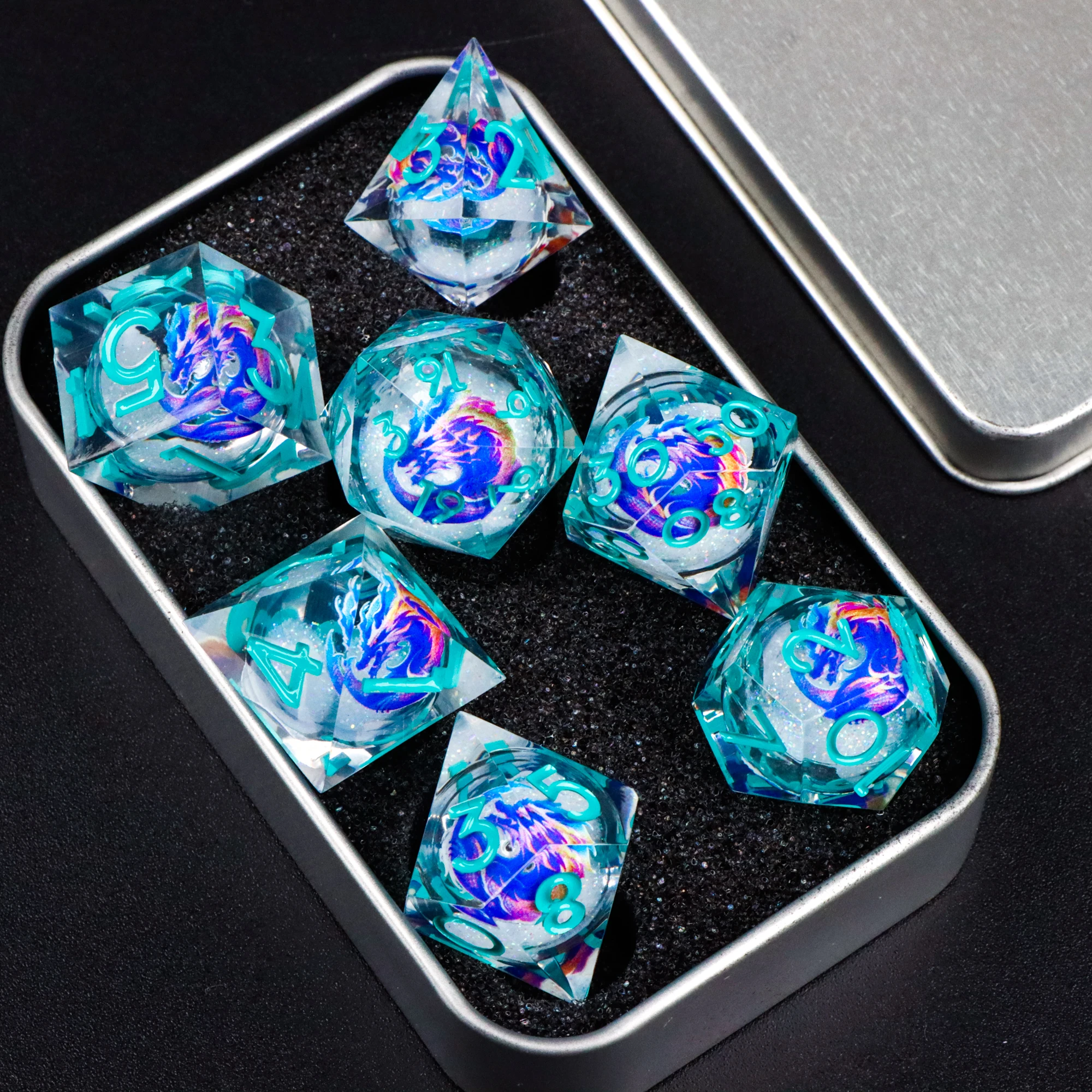 Набор кубиков с жидким сердцевинным наполнителем Shinny | Набор из 7 острограненных игральных костей для D&D с дизайном дракона | Металлический футляр для Dungeons and Dragons в подарок
Набор кубиков с жидким сердцевинным наполнителем Shinny | Набор из 7 острограненных игральных костей для D&D с дизайном дракона | Металлический футляр для Dungeons and Dragons в подарок
