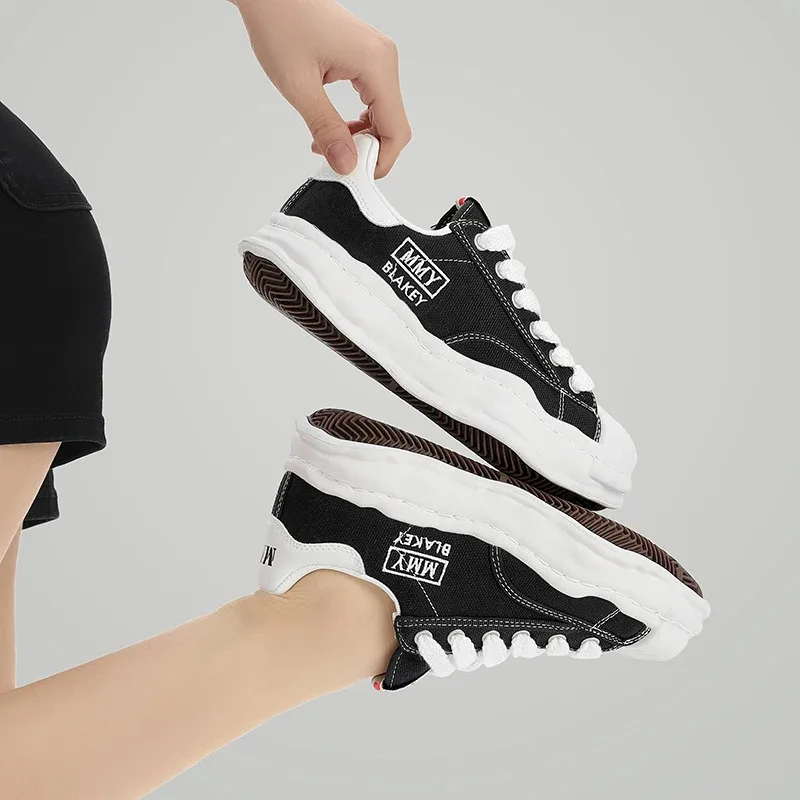 Модная модная спортивная обувь, уличная повседневная обувь на толстой подошве, кроссовки с дышащей сеткой
Модная модная спортивная обувь, уличная повседневная обувь на толстой подошве, кроссовки с дышащей сеткой