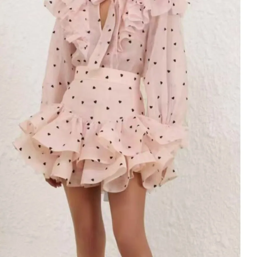 Faionable Girl 2025 г., уникальная австралийская блузка с тяжелыми украшенными рюшами и сердечками, комплект с юбкой Ele Sle Four Seasons
Faionable Girl 2025 г., уникальная австралийская блузка с тяжелыми украшенными рюшами и сердечками, комплект с юбкой Ele Sle Four Seasons