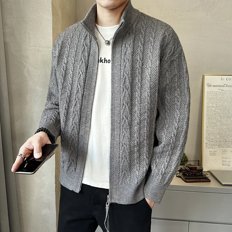 Теплый модный мужской вязаный кардиган-свитер осенний повседневный из нейлона однотонный с воротником-стойкой и узором косы, верхняя одежда
Теплый модный мужской вязаный кардиган-свитер осенний повседневный из нейлона однотонный с воротником-стойкой и узором косы, верхняя одежда