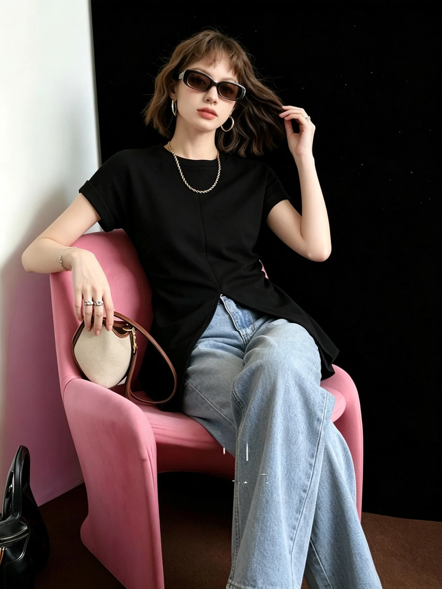 Slimming Black T-Shirt Huaappuw Summer 2026 Waist-Cinching Slit Design Short Sleeve French Style Universal Fit Regular Length
Slimming Black T-Shirt Huaappuw Summer 2026 Waist-Cinching Slit Design Short Sleeve French Style Universal Fit Regular Length