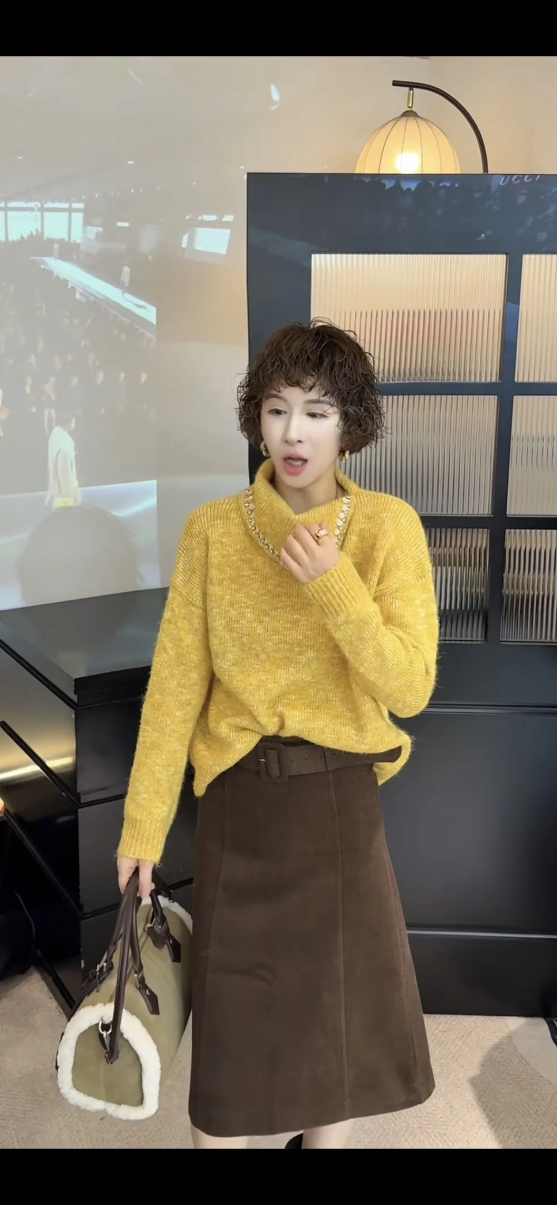 Новая зимняя модная свободная повседневная однотонная вязаная кофта для женщин, универсальный дизайн, цветной трикотаж
Новая зимняя модная свободная повседневная однотонная вязаная кофта для женщин, универсальный дизайн, цветной трикотаж