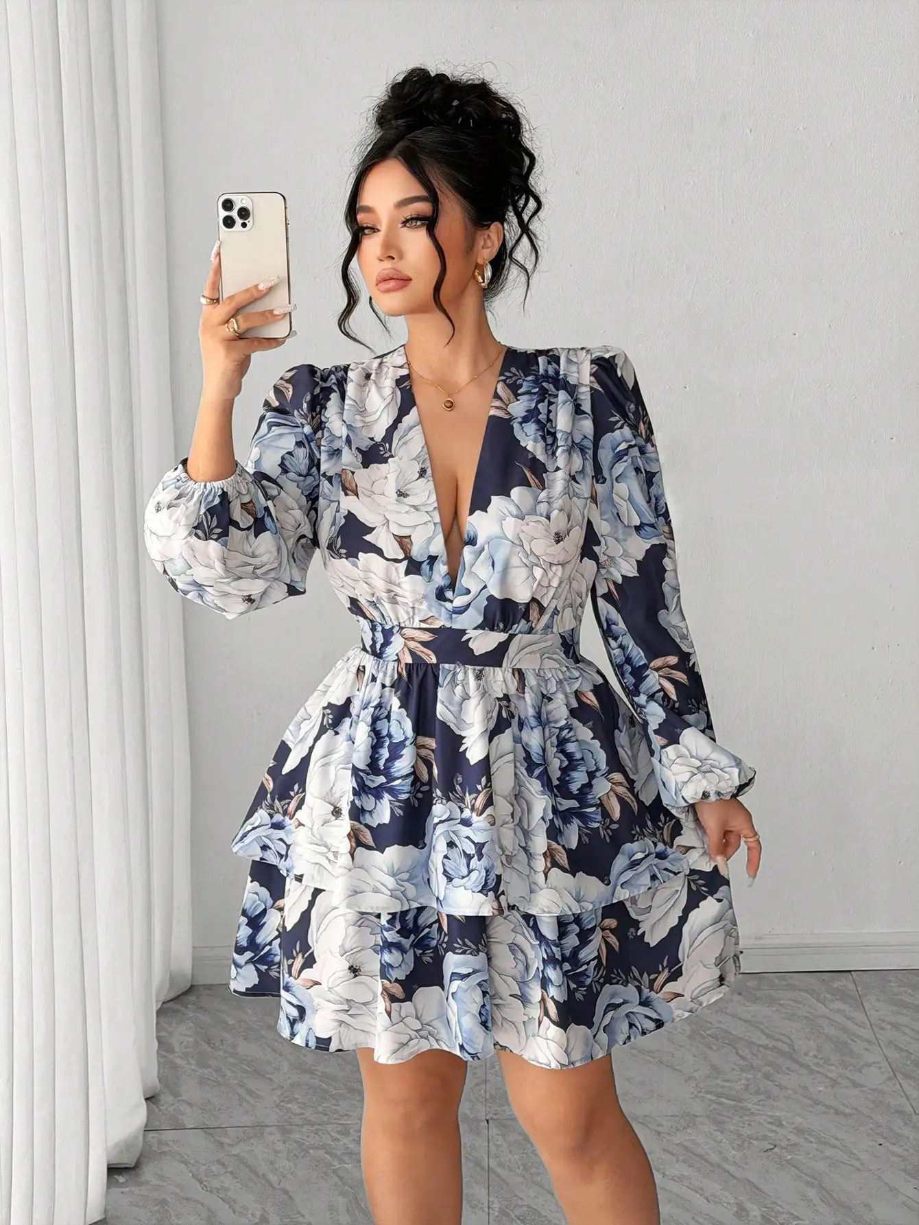 Мини-платье с цветочным принтом, V-образным вырезом, пышными рукавами и двойным рюшем по низу
Мини-платье с цветочным принтом, V-образным вырезом, пышными рукавами и двойным рюшем по низу