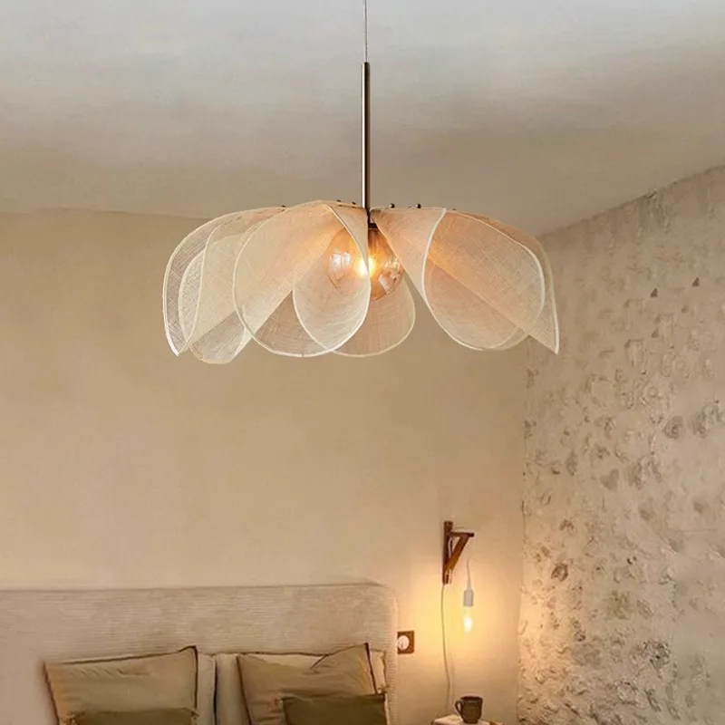 Nordic simple dining room living room bedroom Japanese retro art advanced sense of petal flower lamp
Nordic simple dining room living room bedroom Japanese retro art advanced sense of petal flower lamp