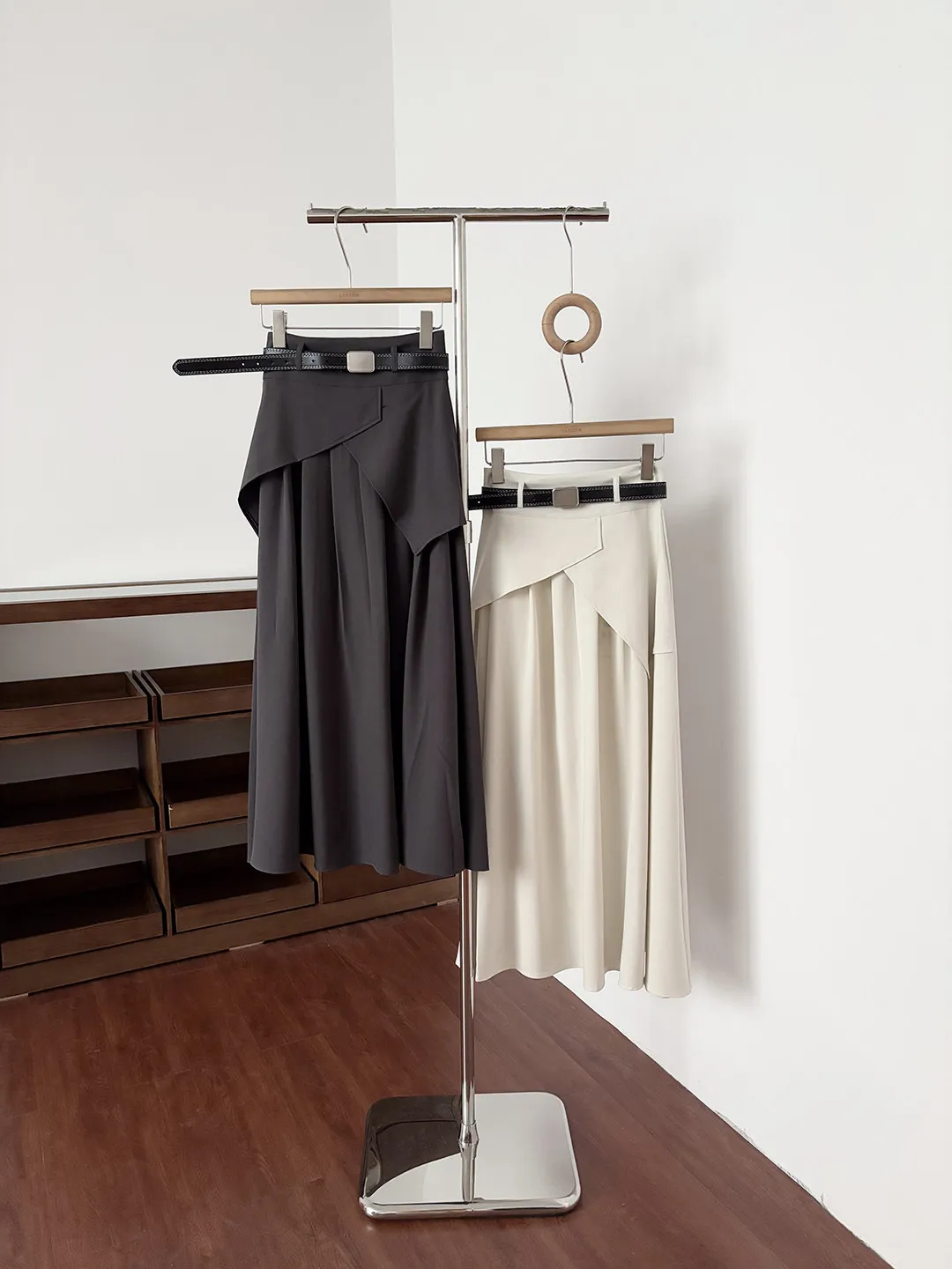 Retro High Waist A-Line Skirt Women's Summer New Korean Style with Belt Drapey Hip Covering Midi Skirt
Retro High Waist A-Line Skirt Women's Summer New Korean Style with Belt Drapey Hip Covering Midi Skirt