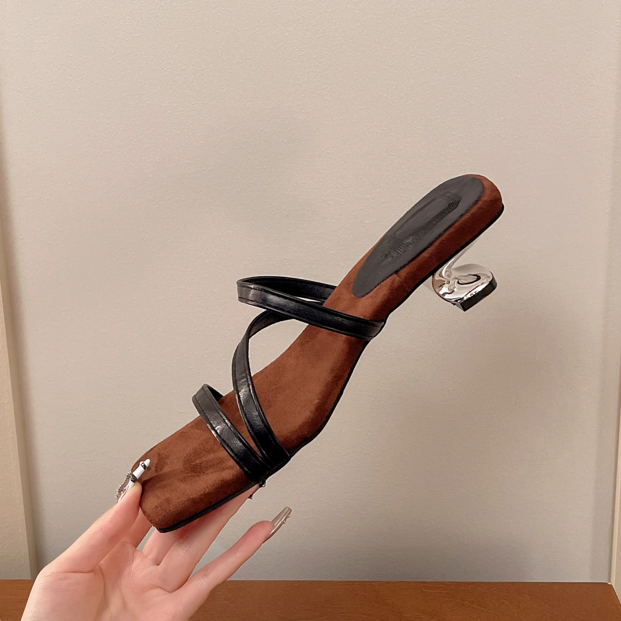 2026 Summer New Elegant Square Toe Low Heel Slide Sandals Women's Versatile Fairy Style Fashion Slippers
2026 Summer New Elegant Square Toe Low Heel Slide Sandals Women's Versatile Fairy Style Fashion Slippers