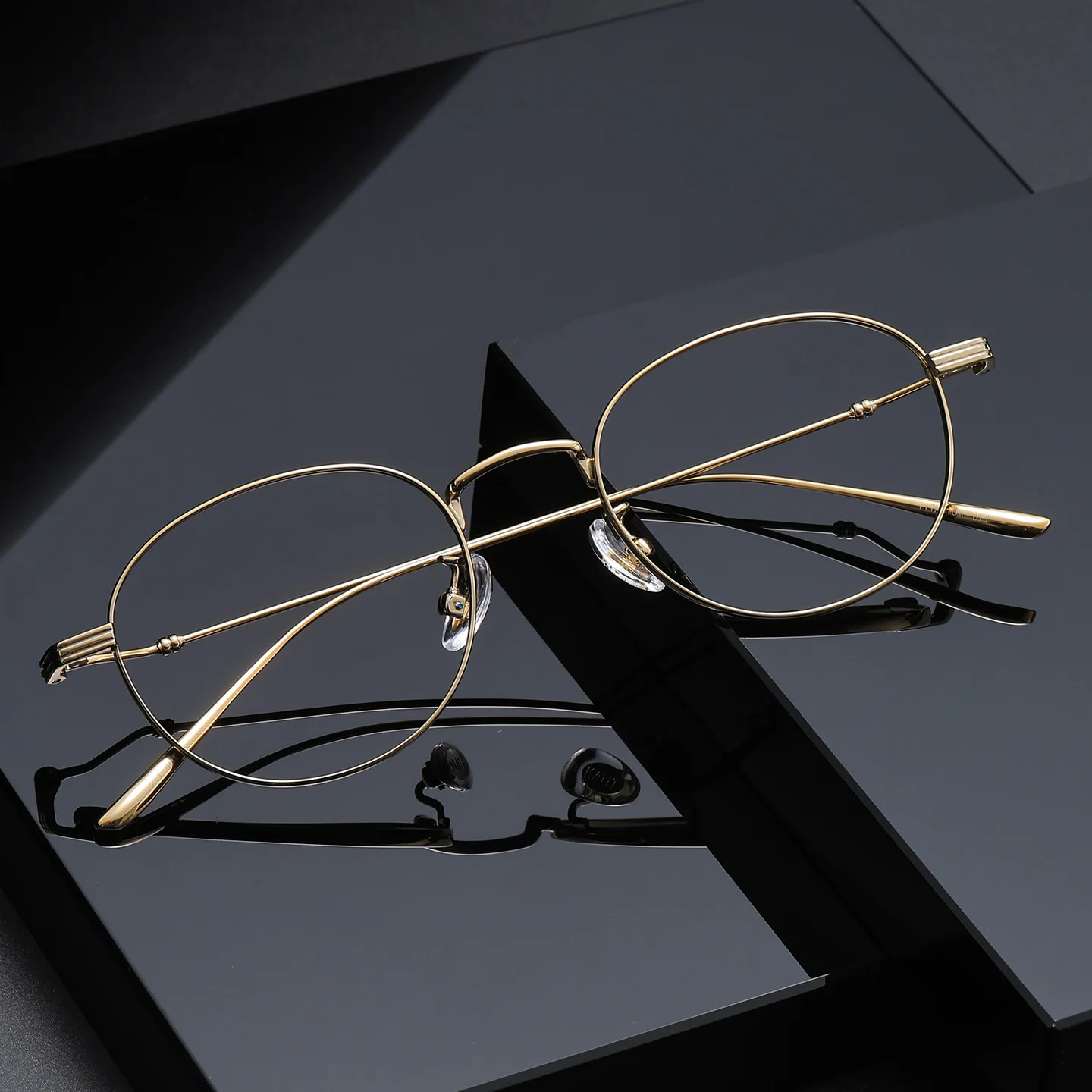 Суперлегкие ретро-очки из чистого титана овальной формы для мужчин и женщин, с возможностью индивидуальной настройки линз по рецепту.
Суперлегкие ретро-очки из чистого титана овальной формы для мужчин и женщин, с возможностью индивидуальной настройки линз по рецепту.