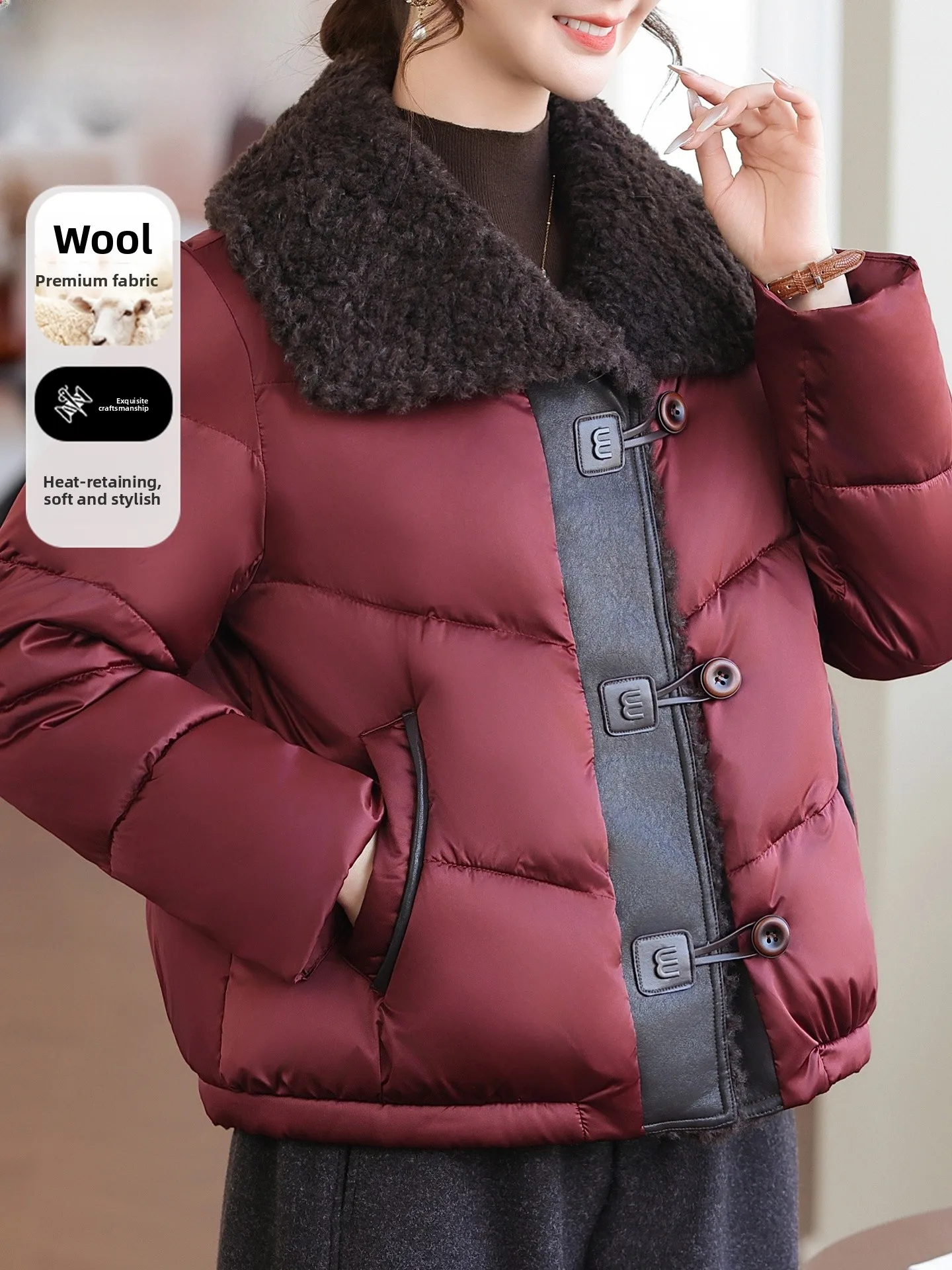 Красная пуховая куртка из хлопка для женщин среднего возраста, модная, теплая, ветрозащитная, стандартного кроя, с обычной длиной рукавов.
Красная пуховая куртка из хлопка для женщин среднего возраста, модная, теплая, ветрозащитная, стандартного кроя, с обычной длиной рукавов.