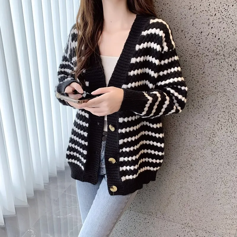 Fashion V-neck Striped Sweater Jacket Autumn New Long Sleeve Loose Knitted Cardigan Casual Tops Women Clothes Sueter Mujer 29206
Fashion V-neck Striped Sweater Jacket Autumn New Long Sleeve Loose Knitted Cardigan Casual Tops Women Clothes Sueter Mujer 29206
