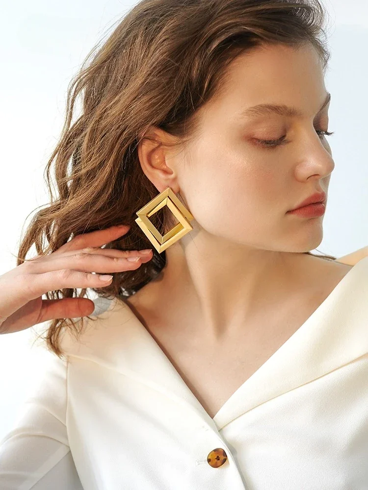 Women's Minimalist Double-Layer Diamond-Shaped Metal Earrings, Face-Slimming Personalized Studs, Fashion Versatile Earrings
Women's Minimalist Double-Layer Diamond-Shaped Metal Earrings, Face-Slimming Personalized Studs, Fashion Versatile Earrings