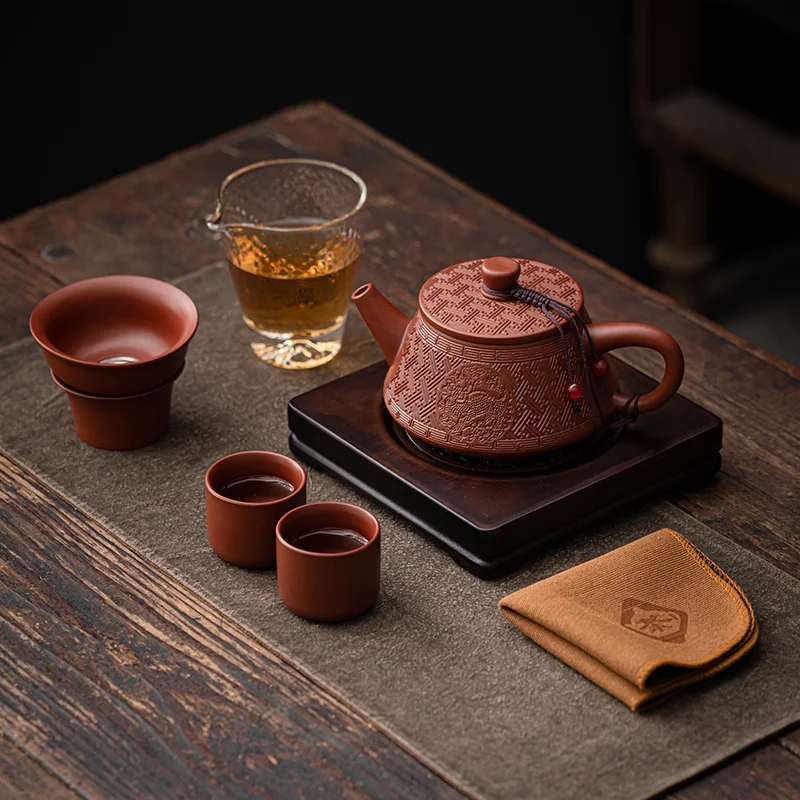 Чайник из фиолетовой глины Фэнмин для домашнего использования, большой емкости, для заваривания, полутовариственного производства, китайский чайный набор для кунг-фу
Чайник из фиолетовой глины Фэнмин для домашнего использования, большой емкости, для заваривания, полутовариственного производства, китайский чайный набор для кунг-фу