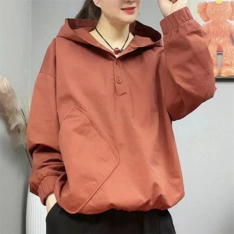 Design Hooded Loose Lady Sports Shirt Retro Long Sleeves Female Hoodies Autumn Solid Color Three Buttons Women Sweatshirt
Design Hooded Loose Lady Sports Shirt Retro Long Sleeves Female Hoodies Autumn Solid Color Three Buttons Women Sweatshirt 
