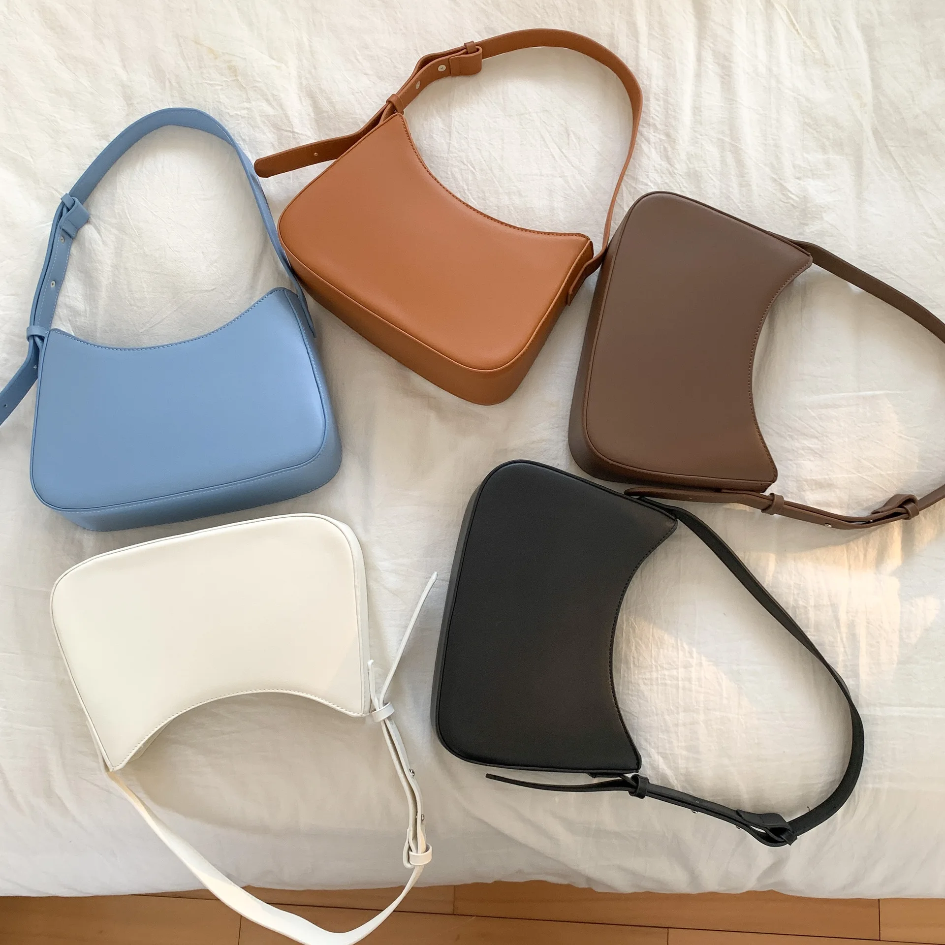 Women's Bag 2025 Trend Handbags Female Handbags Retro Solid Color PU Leather Shoulder Underarm Bag Ladies Shopper Hobos Bag
Women's Bag 2025 Trend Handbags Female Handbags Retro Solid Color PU Leather Shoulder Underarm Bag Ladies Shopper Hobos Bag