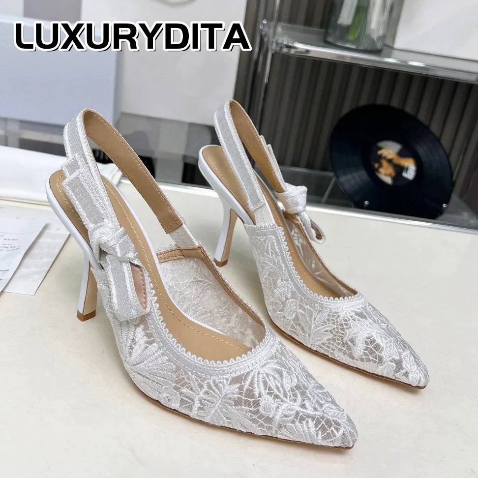 Top Quality Luxury Womens Sandal Casual Lace Flat Fashion Embroidered Muller Shoes Designer Silk Leather Soled High Heel 0526
Top Quality Luxury Womens Sandal Casual Lace Flat Fashion Embroidered Muller Shoes Designer Silk Leather Soled High Heel 0526