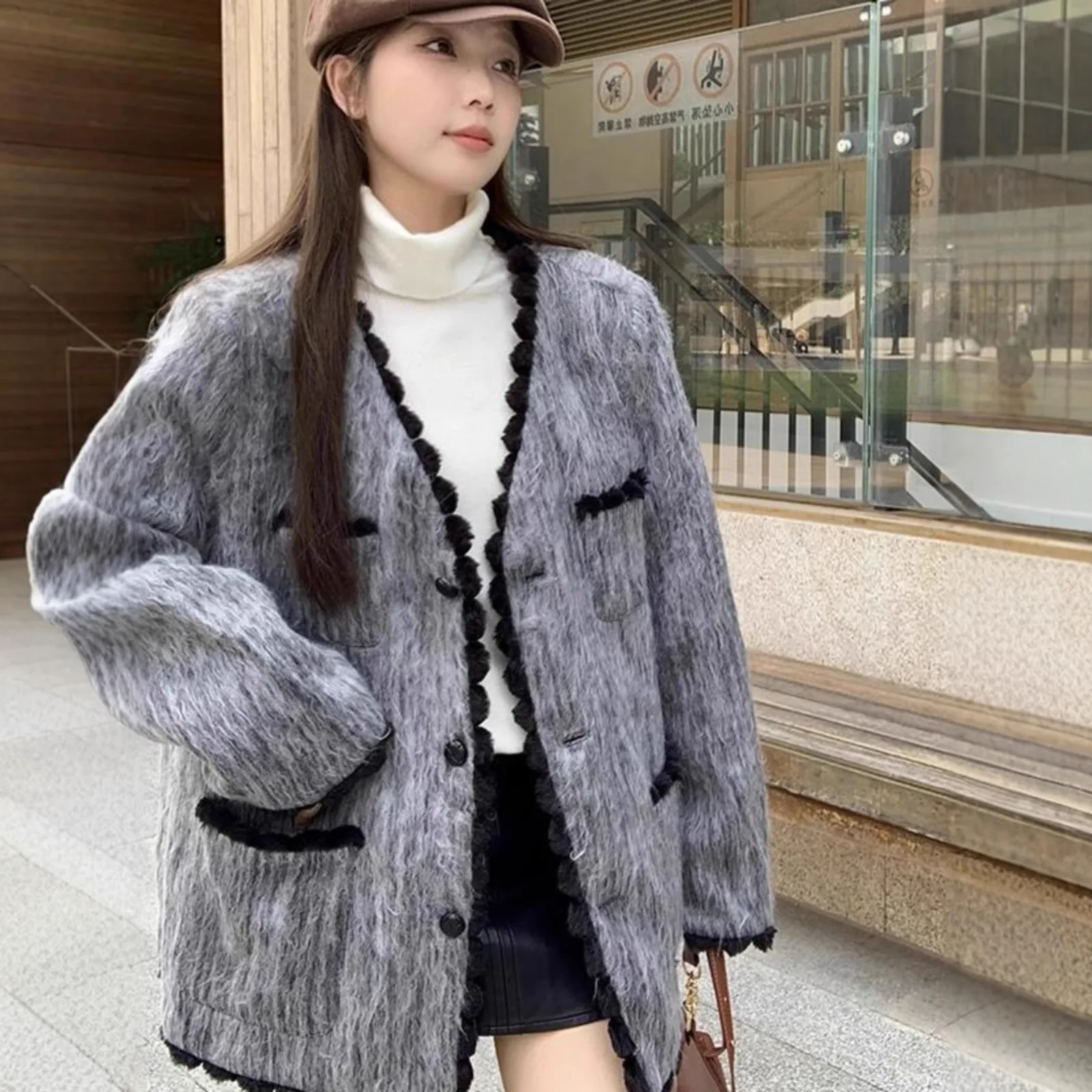 2025 Plus Size Women's Autumn New Style Small Fragrance Fashion Jacket V-neck Slimming and Luxurious Woolen Top
2025 Plus Size Women's Autumn New Style Small Fragrance Fashion Jacket V-neck Slimming and Luxurious Woolen Top