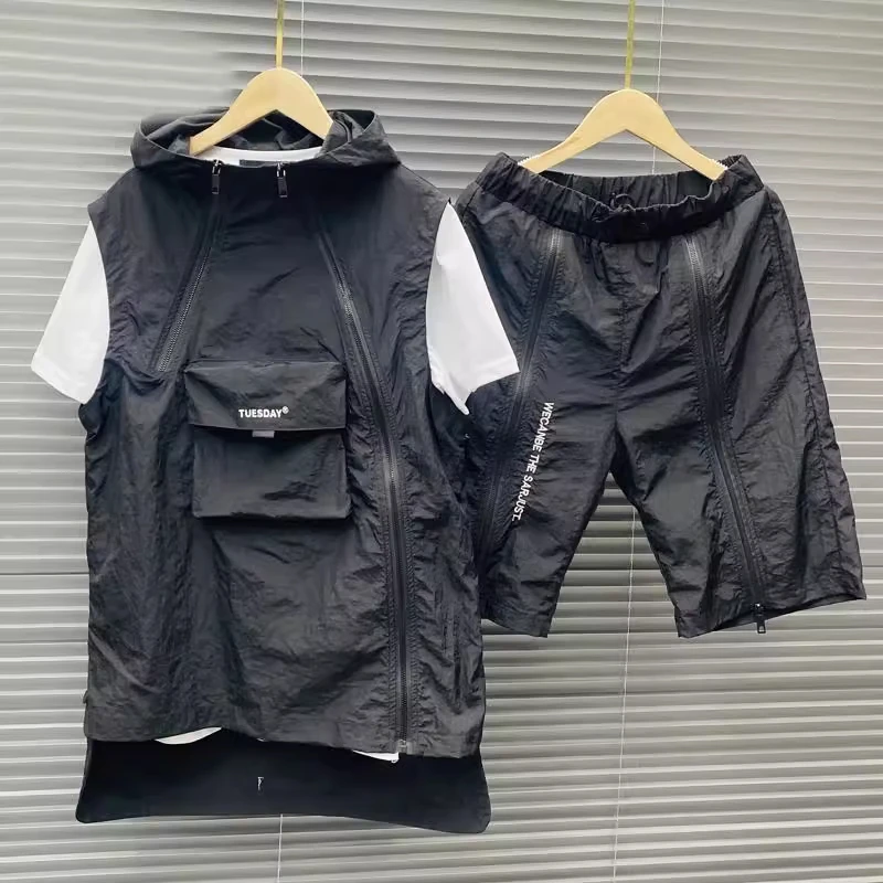 Легкий быстросохнущий комплект из жилета и шорт на молнии для мужчин, летняя повседневная спортивная одежда для подростков, размер L, 300 пу
Легкий быстросохнущий комплект из жилета и шорт на молнии для мужчин, летняя повседневная спортивная одежда для подростков, размер L, 300 пу