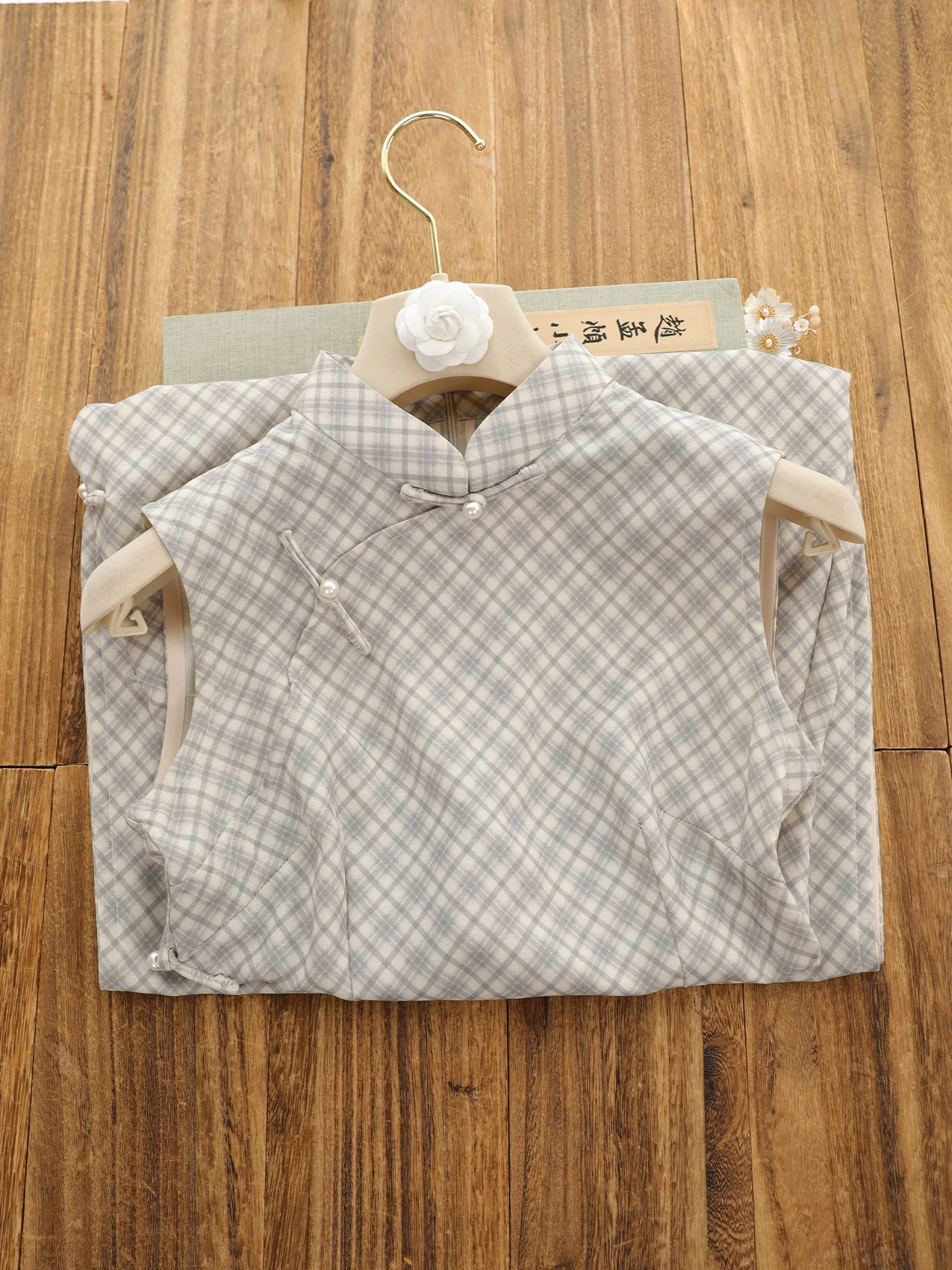 Elegant Grey Plaid Sleeveless Dress Vintage Chinese Style Long Qipao Women's Fashion Spring Summer New Arrival
Elegant Grey Plaid Sleeveless Dress Vintage Chinese Style Long Qipao Women's Fashion Spring Summer New Arrival