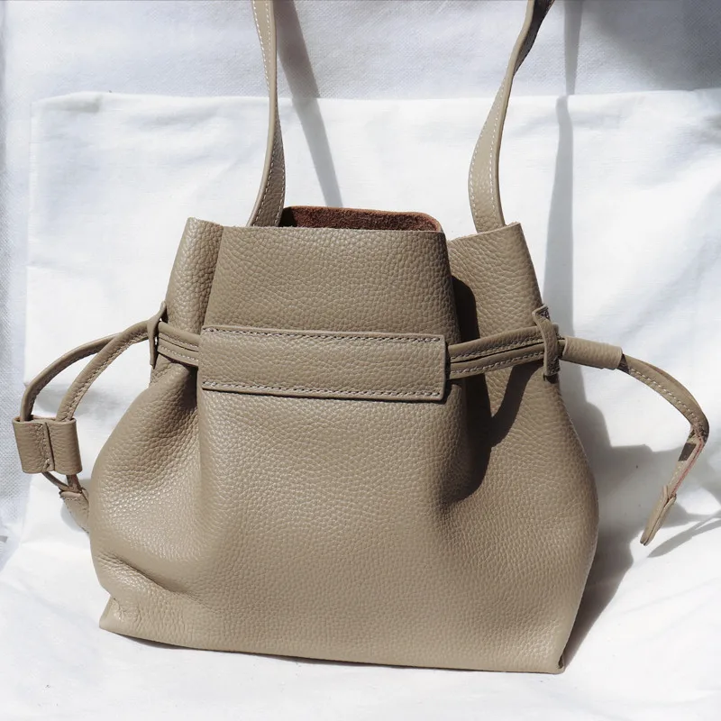 Fashion Women Crossbody Bags Genuine Leather Shoulder Handbag Bag Solid Color khaki Drawstring Portable Messenger Bucket Bags
Fashion Women Crossbody Bags Genuine Leather Shoulder Handbag Bag Solid Color khaki Drawstring Portable Messenger Bucket Bags