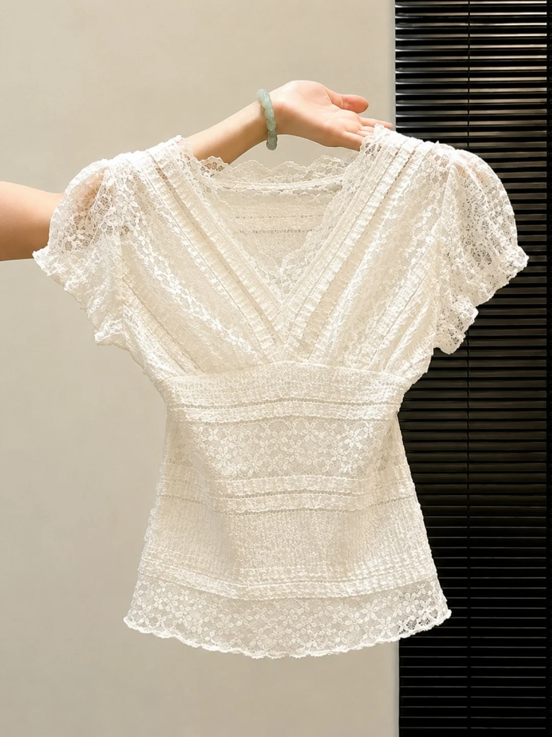 Elegant Heavy Embroidery Lace Patchwork V-Neck Short Sleeve Top Slimming Youthful Summer Fashion Korean Style Silk Blend
Elegant Heavy Embroidery Lace Patchwork V-Neck Short Sleeve Top Slimming Youthful Summer Fashion Korean Style Silk Blend