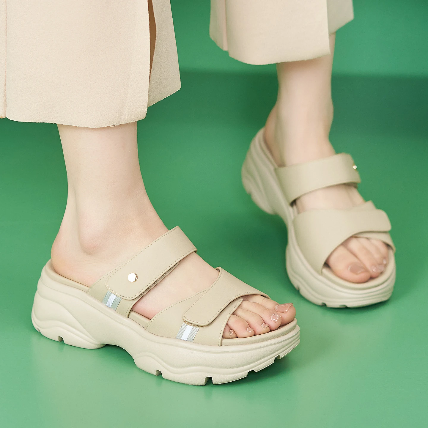 Brand Super soft thick sole slope heel cool slippers for women summer model external wear non slip not tiring casual slippers
Brand Super soft thick sole slope heel cool slippers for women summer model external wear non slip not tiring casual slippers