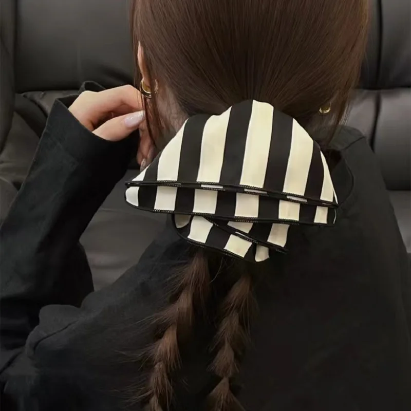 Zebra Striped double-layer Fabric Hair Ring Female Temperament Ponytail Hair Rope New Style Back Of Head Tie Hair Rope
Zebra Striped double-layer Fabric Hair Ring Female Temperament Ponytail Hair Rope New Style Back Of Head Tie Hair Rope