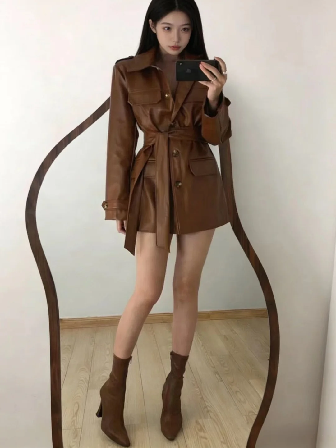 Высококачественная женская куртка из искусственной кожи цвета карамели, в стиле ретро, с поясом, средней длины, в байкерском стиле, весенняя новинка
Высококачественная женская куртка из искусственной кожи цвета карамели, в стиле ретро, с поясом, средней длины, в байкерском стиле, весенняя новинка