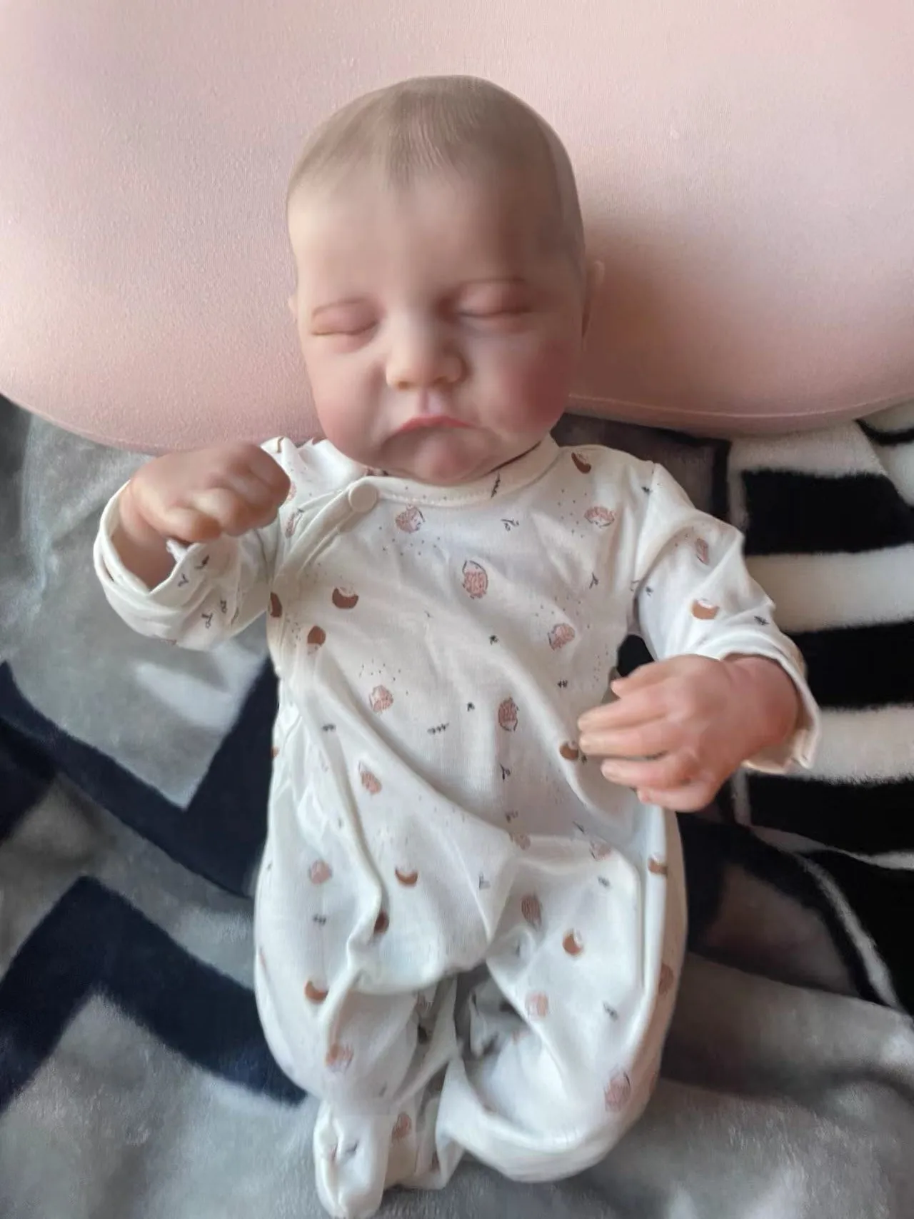 19inch Levi Soft Cloth Body Lifelike Newborn Reborn Doll Multiple Layers Painting 3D Skin with Visible Veins Hand Painted Hair
19inch Levi Soft Cloth Body Lifelike Newborn Reborn Doll Multiple Layers Painting 3D Skin with Visible Veins Hand Painted Hair